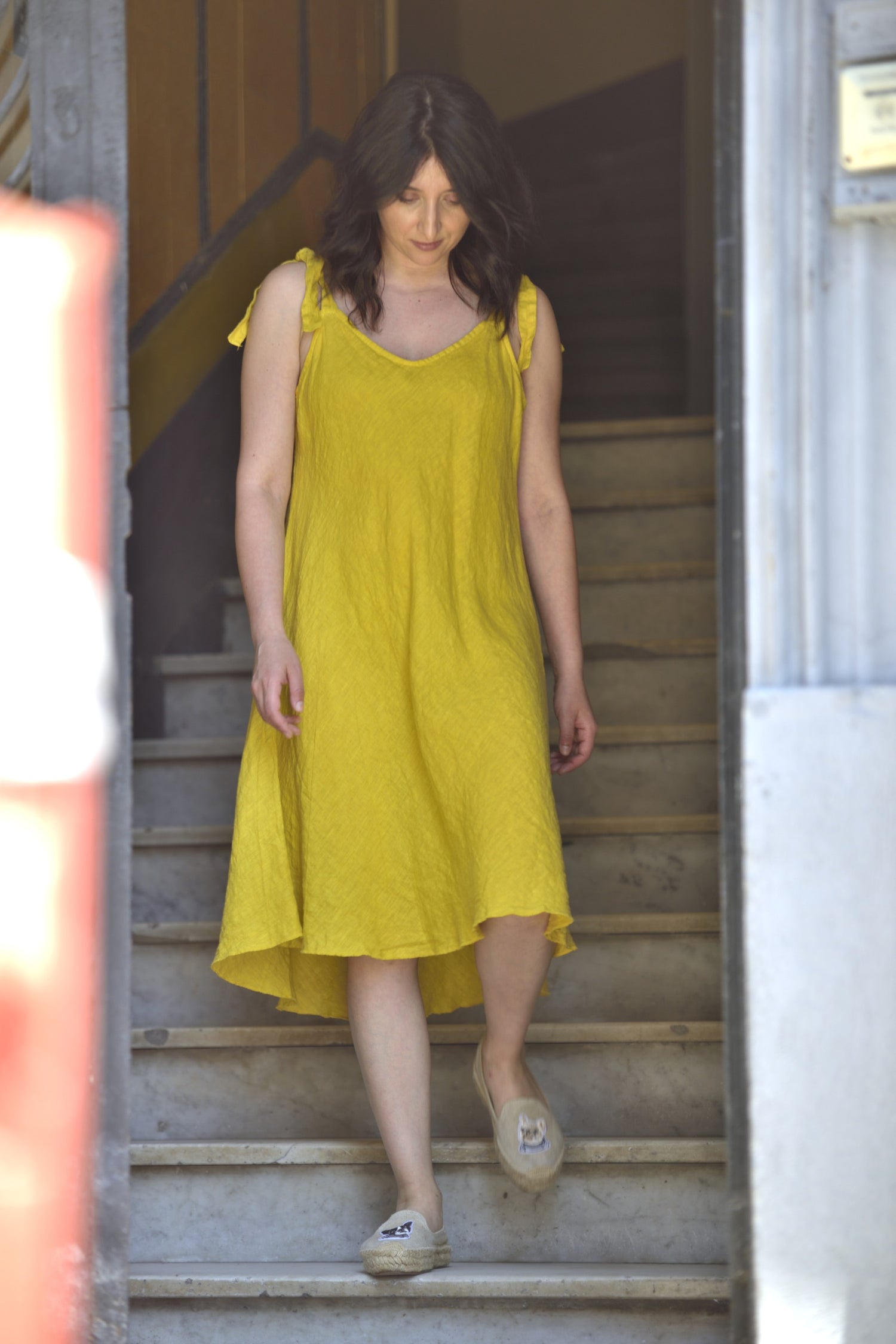 Rochie galbenă din in, purtată casual, croială asimetrică ușor evazată