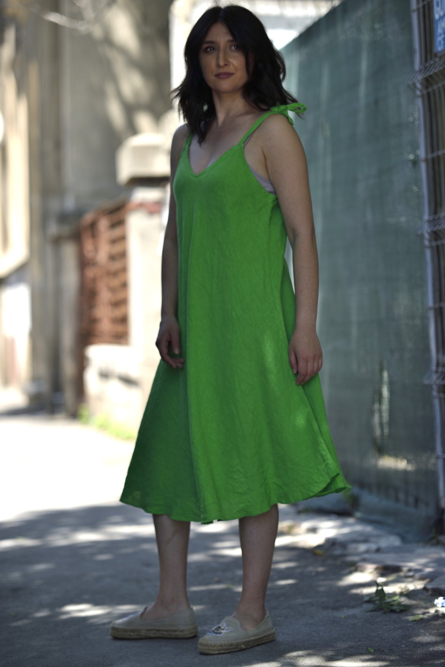 Rochie lejeră din in verde, cu bretele subțiri și croială evazată
