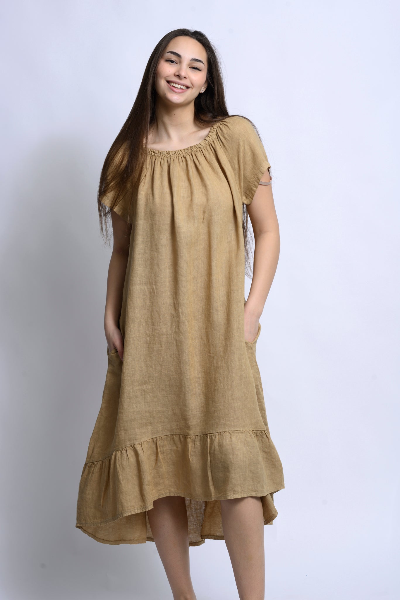 Rochie din in cu decolteu elastic și croială lejeră, cu textură naturală și cădere fluidă, purtată frontal.