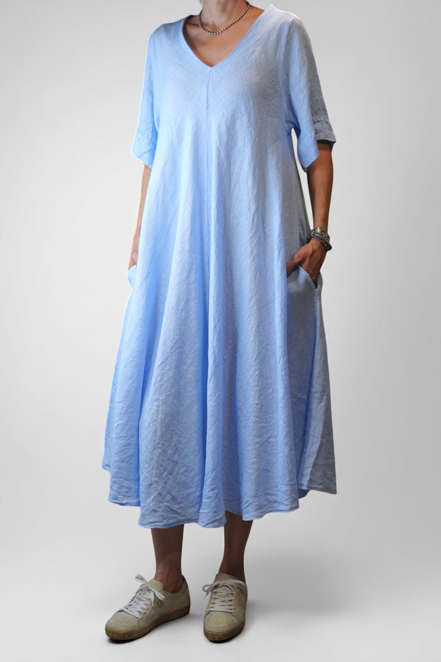 Rochie bleu din in, cu mâneci răsfrânte și decolteu în V