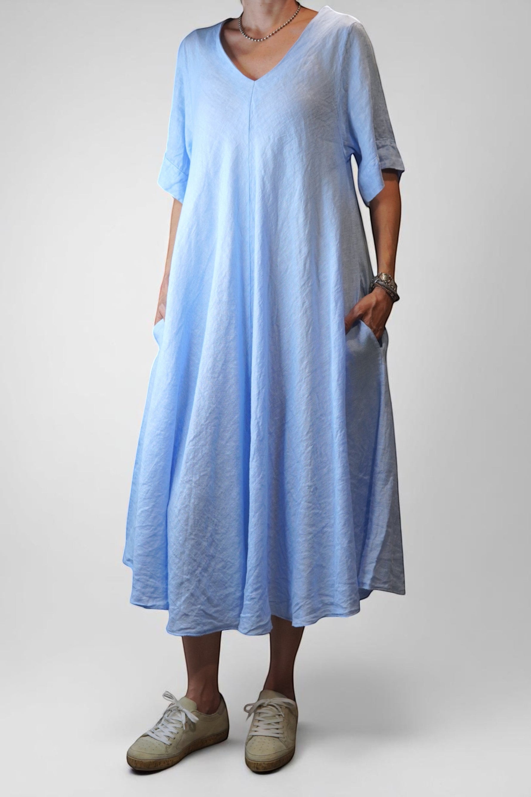 Rochie bleu din in, cu mâneci răsfrânte și decolteu în V