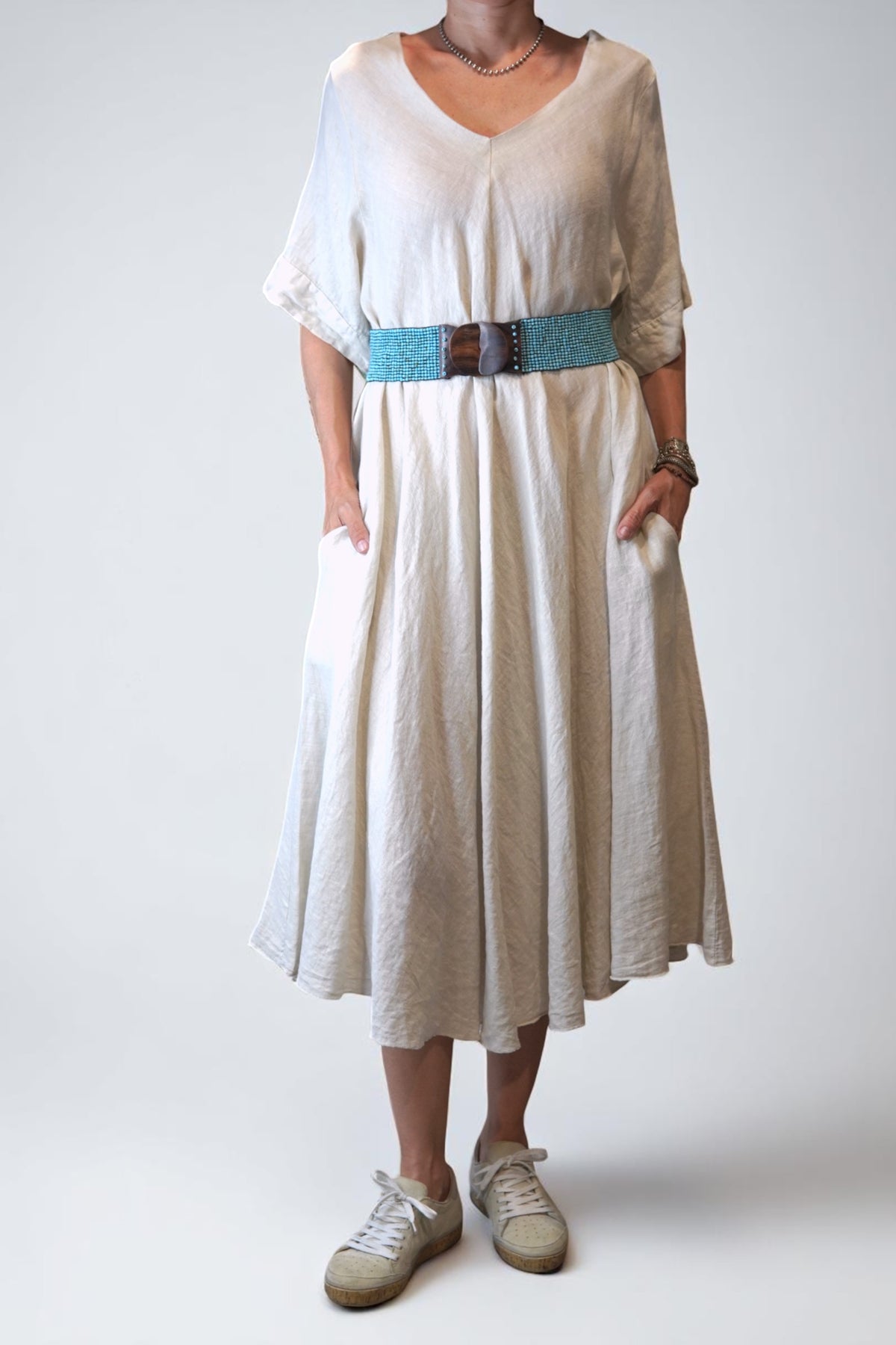 Rochie crem din in cu decolteu în V, accesorizată cu curea lată