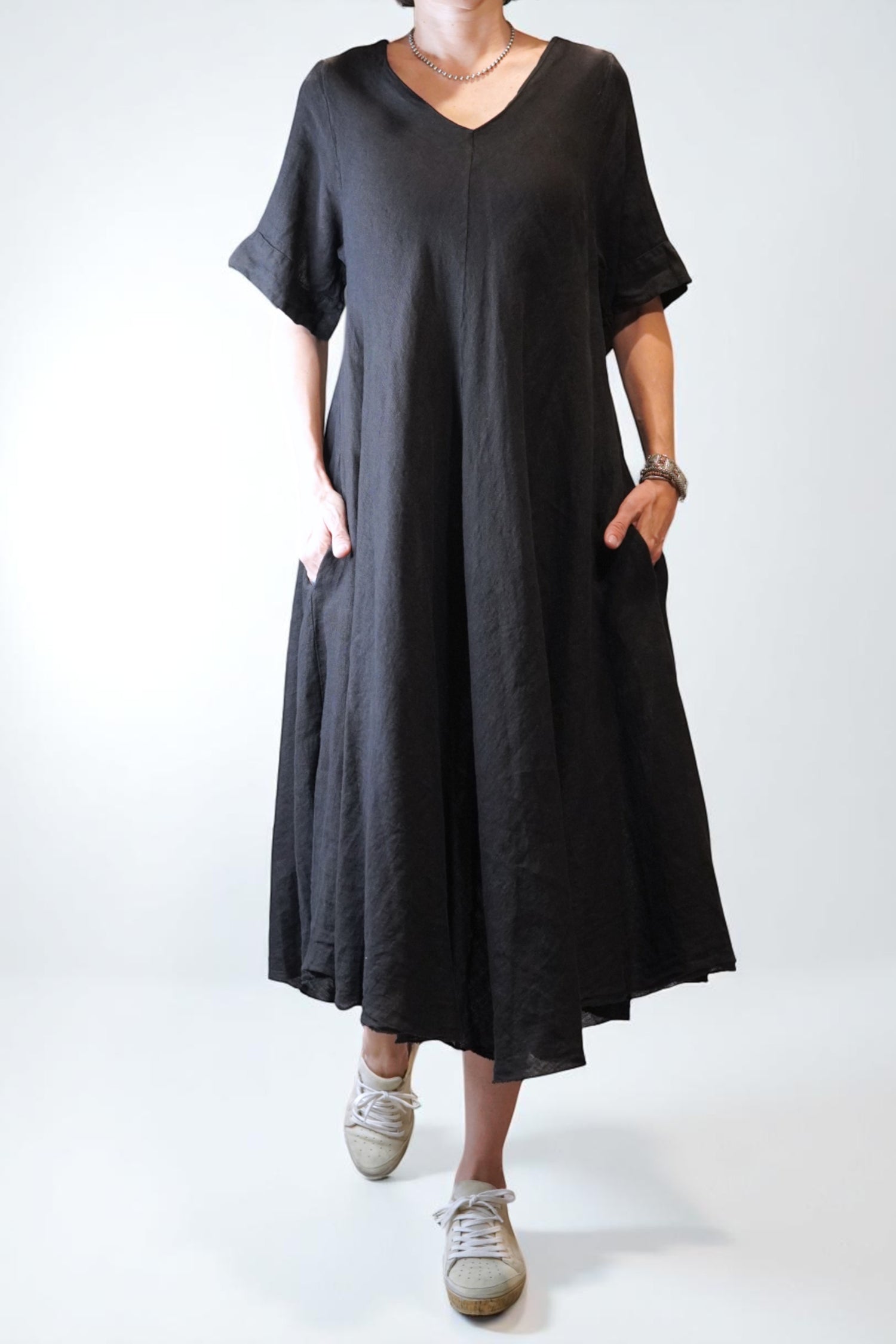  Rochie neagră evazată din in, potrivită pentru ținute casual