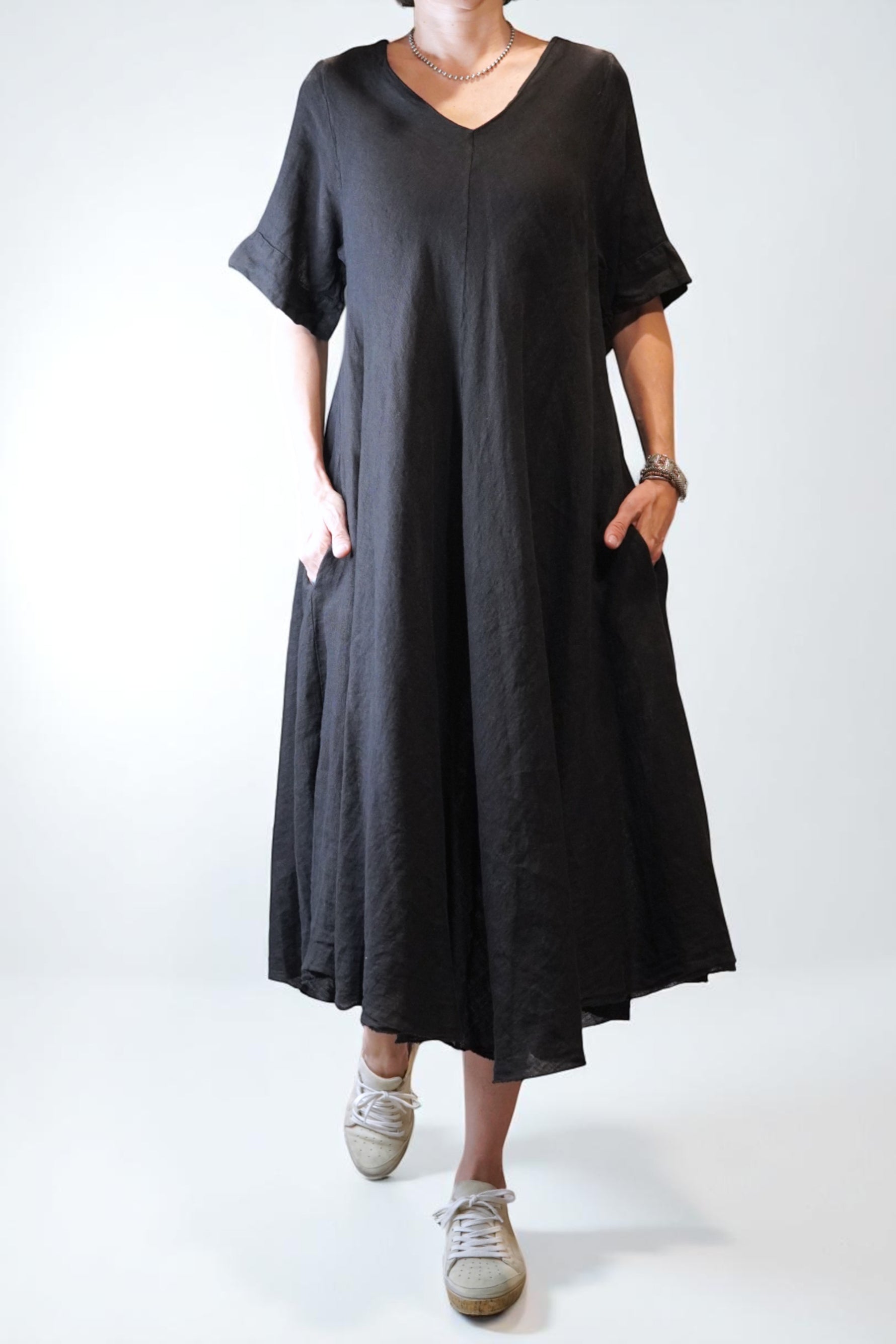  Rochie neagră evazată din in, potrivită pentru ținute casual