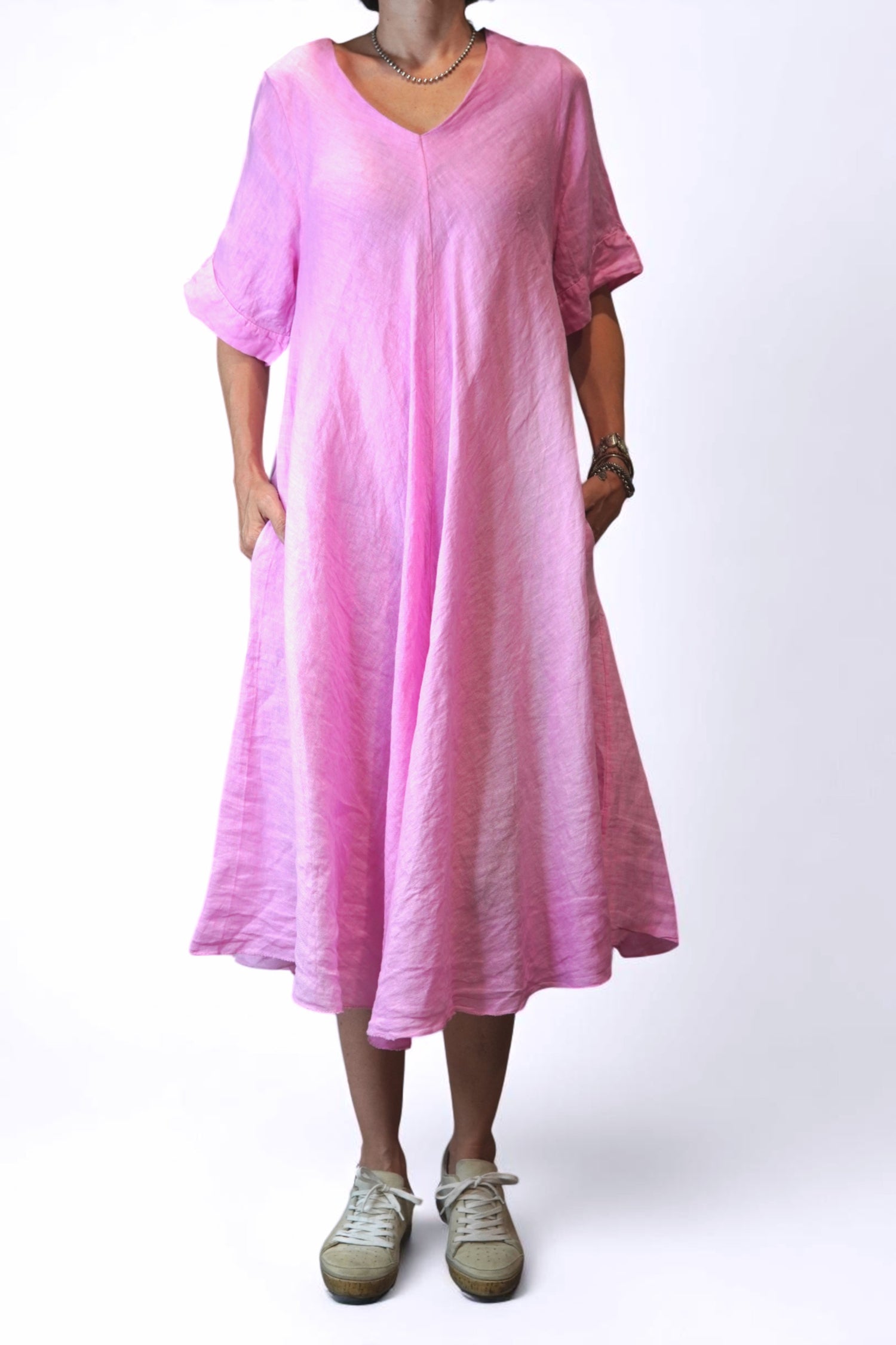Rochie din in roz pastel cu croială amplă și buzunare laterale