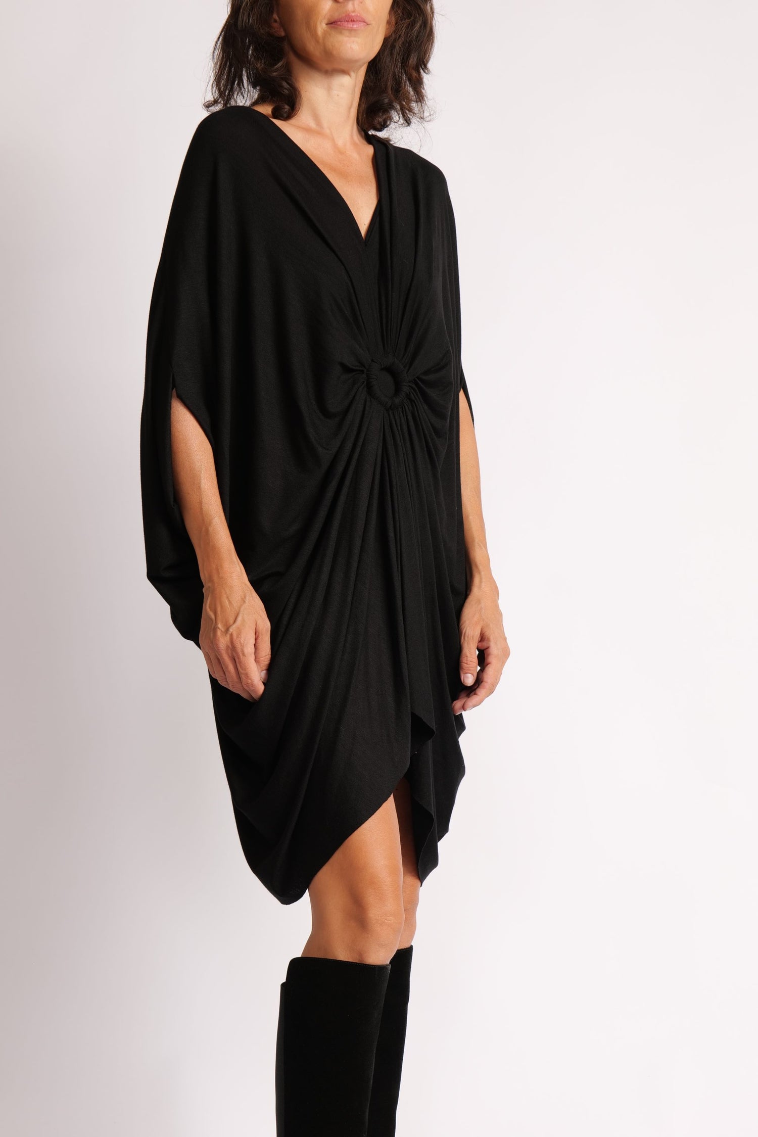 Rochie elegantă neagră, cu decolteu în V și prindere decorativă cu inel, croială lejeră și umeri căzuți.