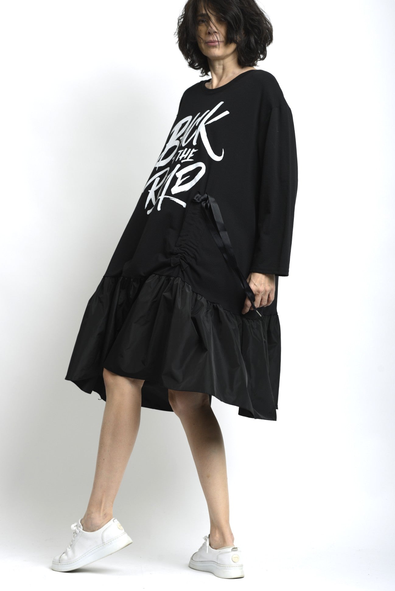 Detaliu de print grafic alb pe rochia din jerse, accent urban și expresiv.