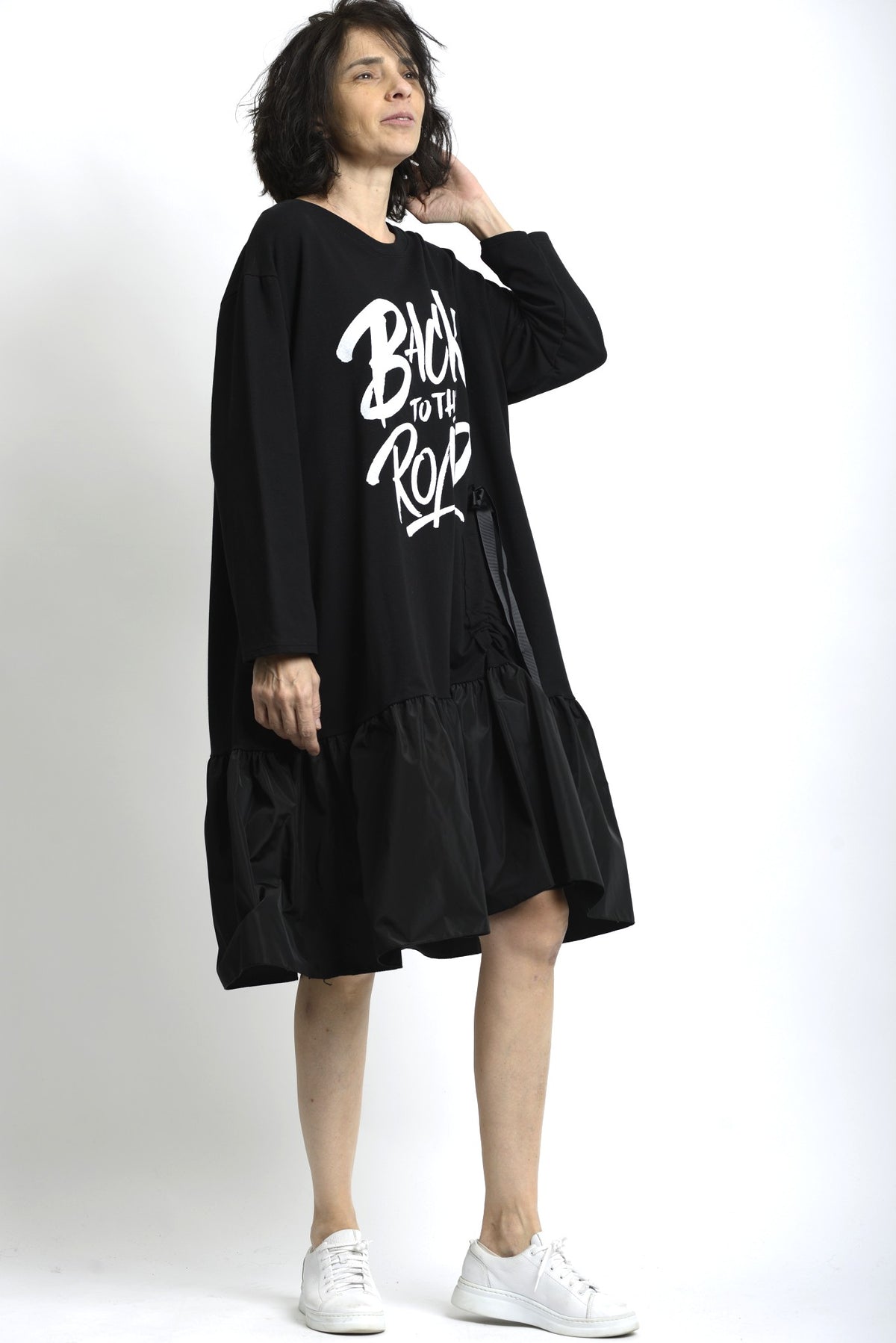 Rochie neagră din jerse cu print grafic „Back to the Road”, croială lejeră și lungime midi.