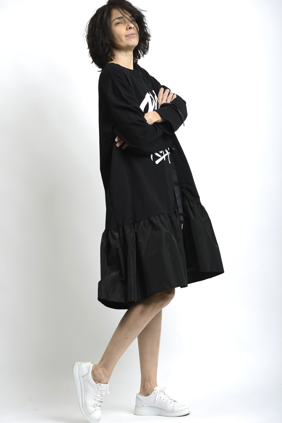 Vedere laterală a rochiei din jerse cu mâneci lungi și cădere fluidă.