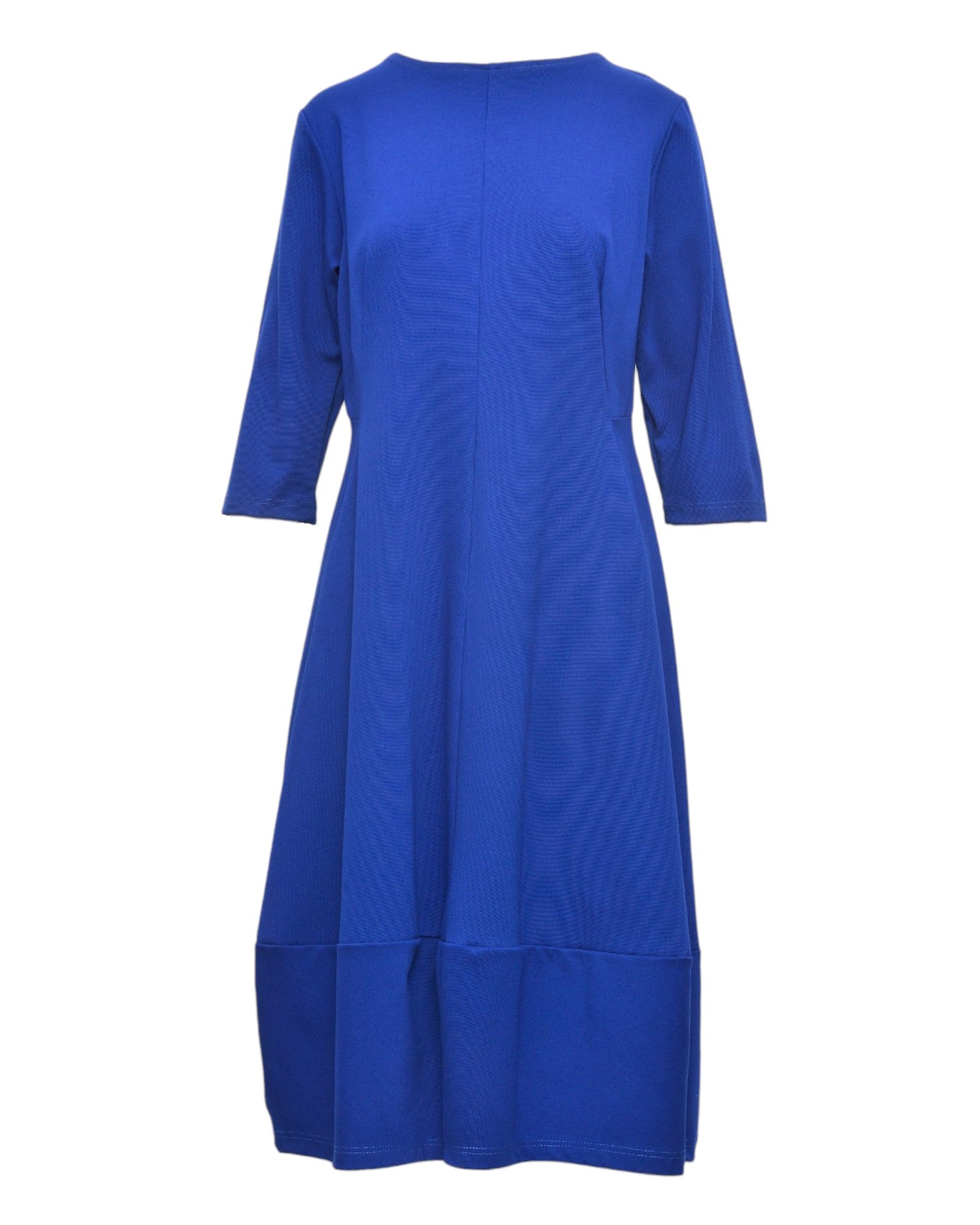 Rochie din jerse albastră, cu pense modelatoare, decolteu rotund și mâneci trei sferturi.