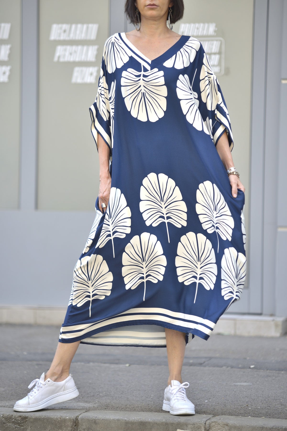 Rochie kaftan bleumarin cu imprimeu palmier crem, croială fluidă și lungime midi