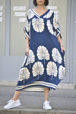 Rochie kaftan bleumarin cu imprimeu palmier crem, croială fluidă și lungime midi