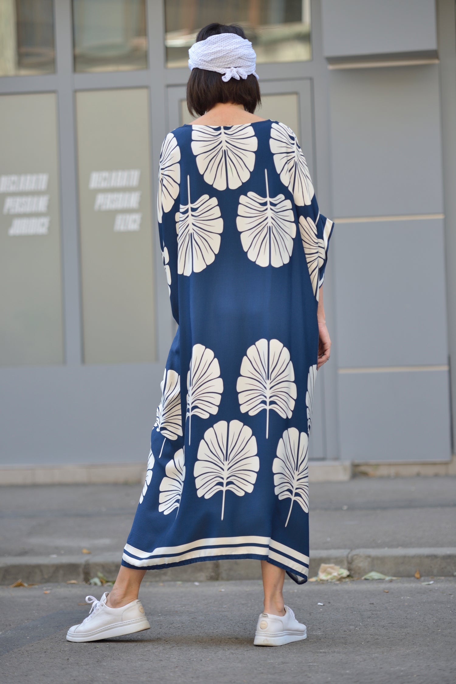 Vedere din spate a rochiei kaftan bleumarin cu imprimeu mare în contrast