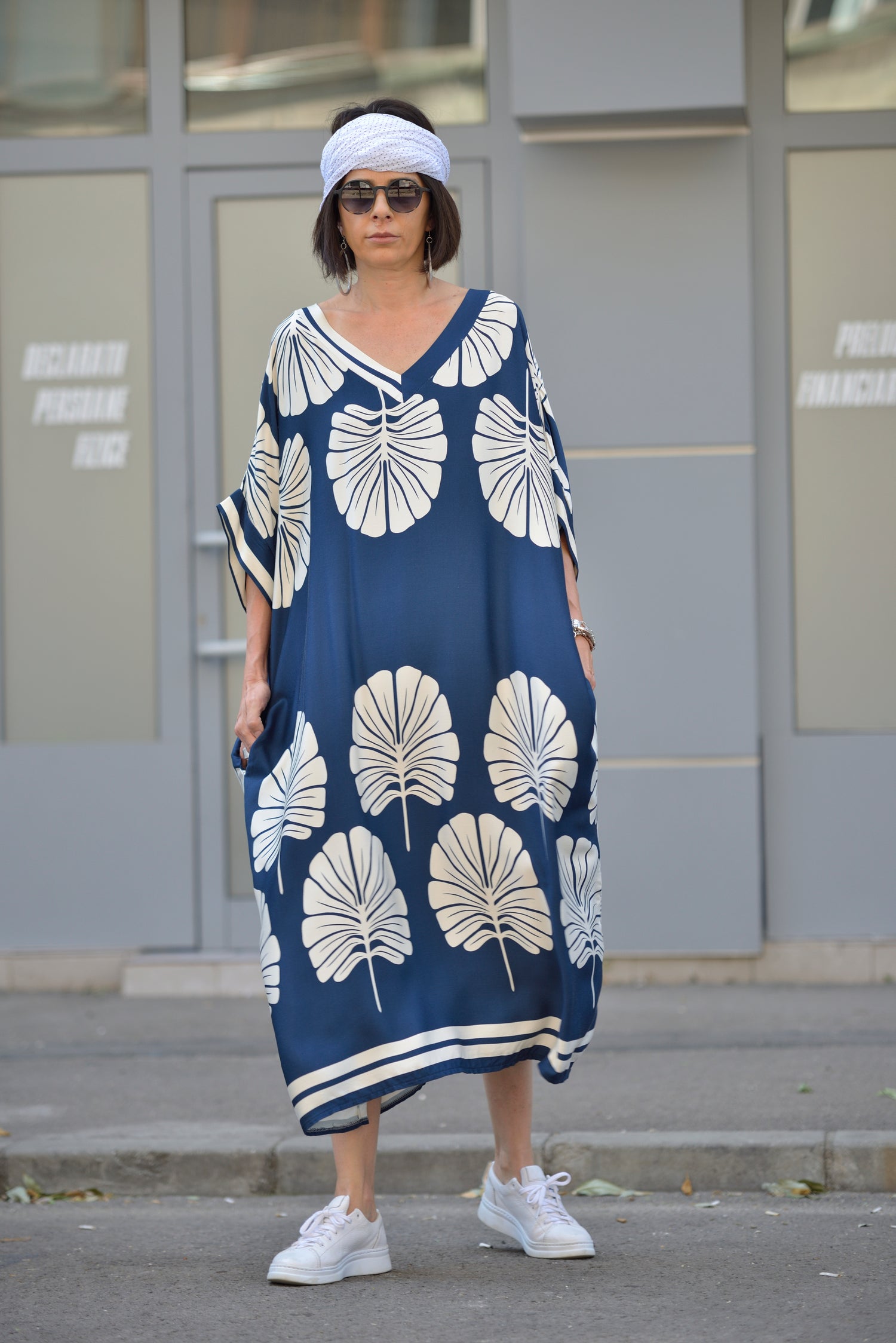 Rochie lejeră în stil kaftan, bleumarin, purtată cu sneakers pentru look casual