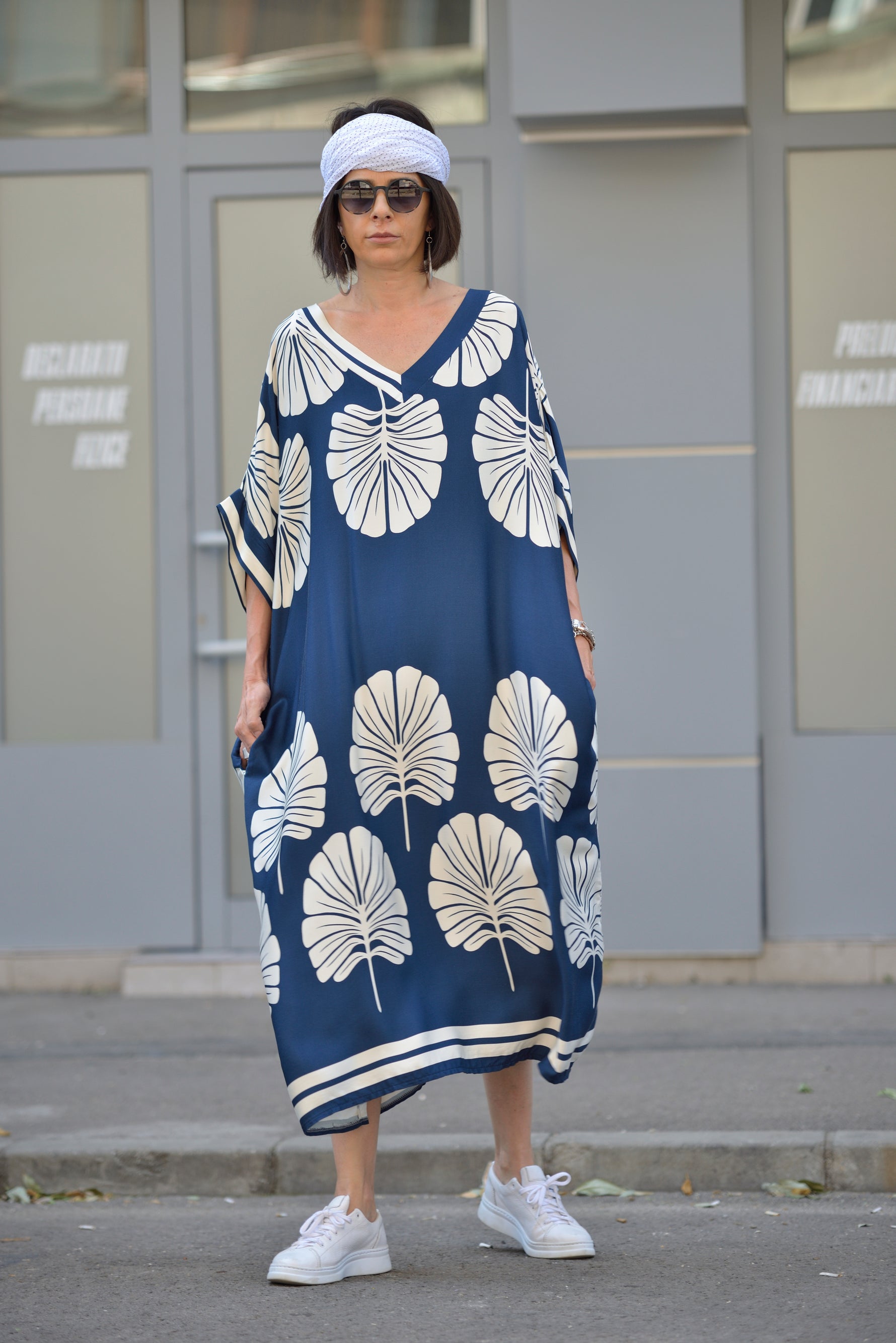 Rochie lejeră în stil kaftan, bleumarin, purtată cu sneakers pentru look casual