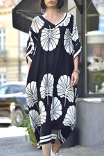 Rochie lungă neagră cu imprimeu alb în mișcare, din material fluid