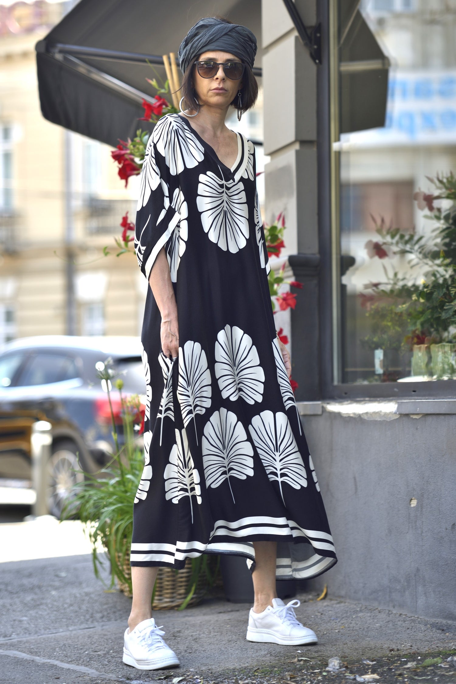 Rochie kaftan vaporoasă cu umeri căzuți și imprimeu palmier, vedere laterală