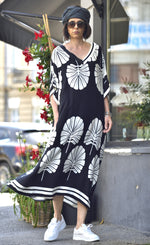 Rochie kaftan neagră cu imprimeu alb palmier, croială largă și decolteu în V