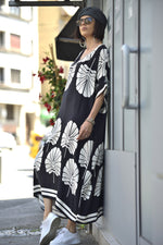 Rochie kaftan imprimată, purtată cu sneakers și styling urban de zi