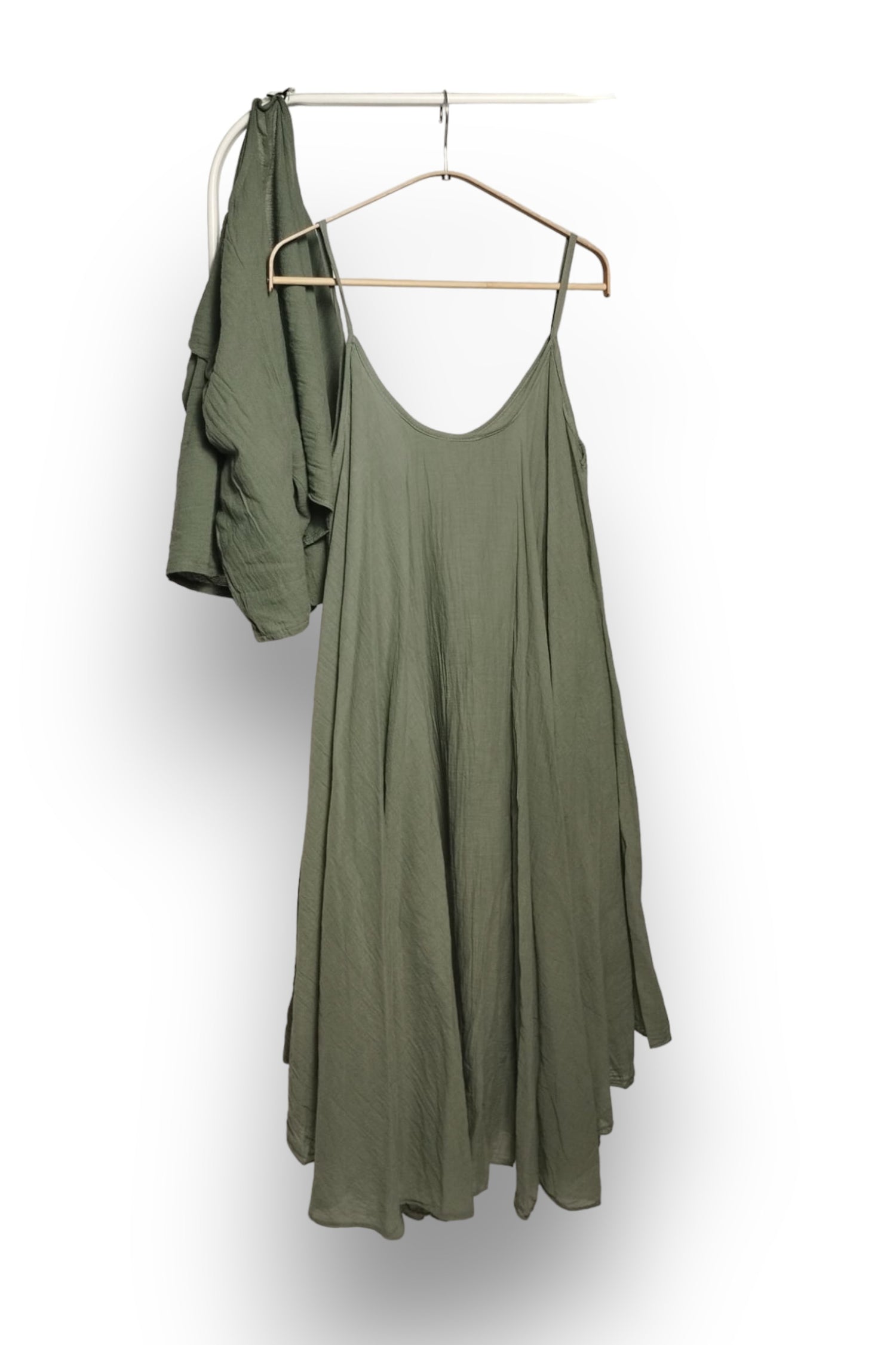 Rochie midi de vară, verde kaki, cu bretele subțiri și crop top lejer.