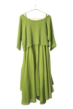 Rochie verde cu textură vaporoasă, croială relaxată, formată din top larg și fustă amplă