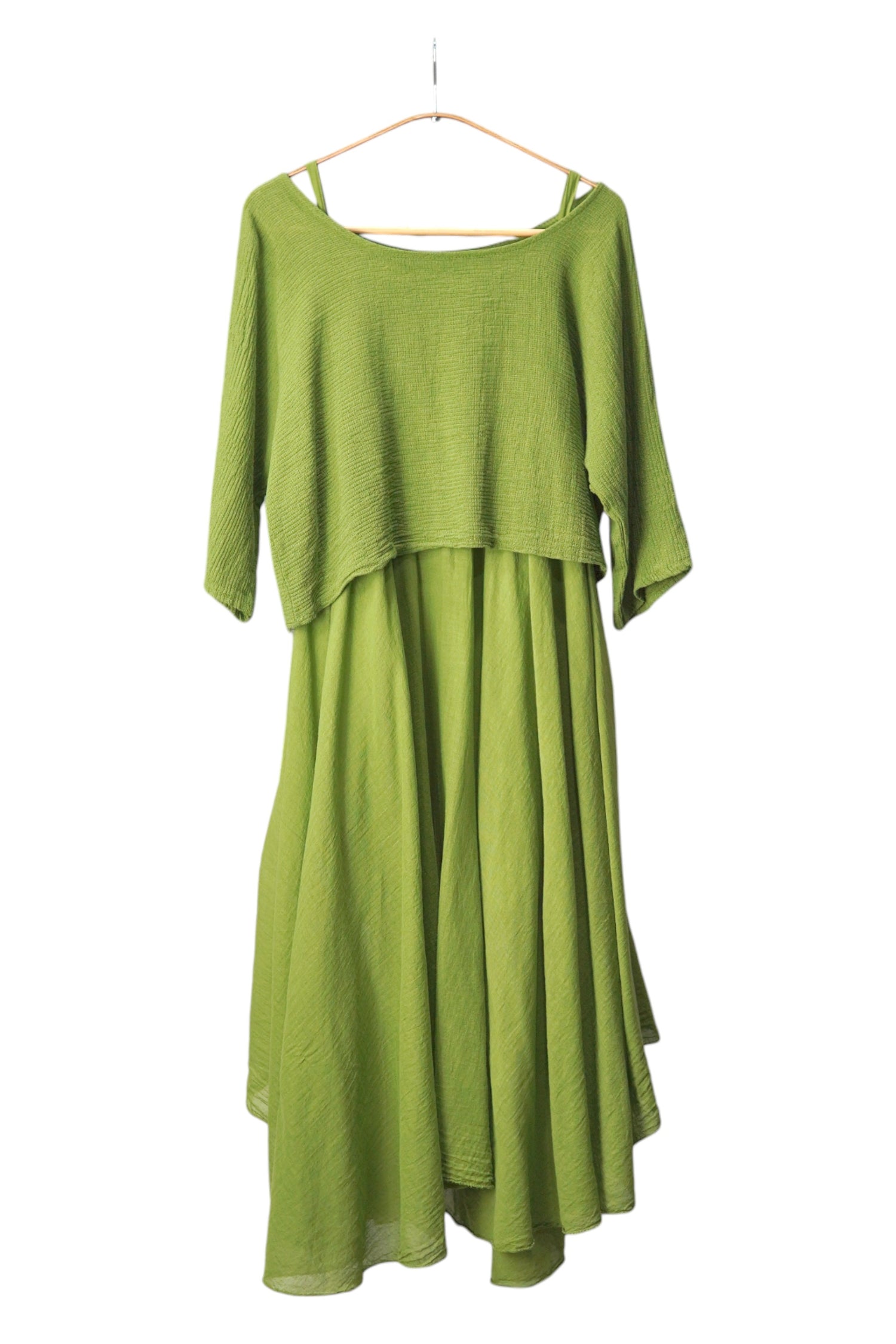 Rochie verde cu textură vaporoasă, croială relaxată, formată din top larg și fustă amplă