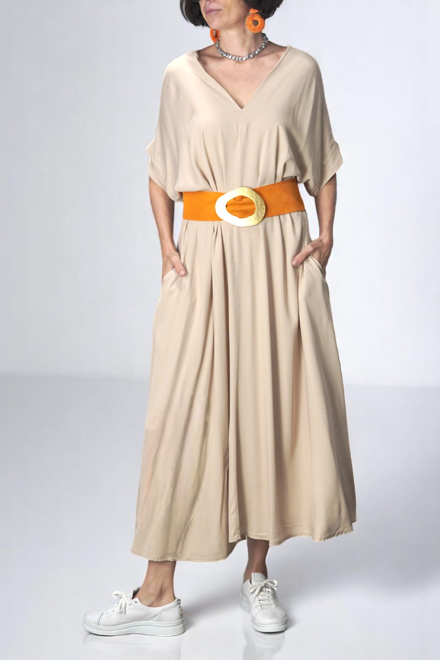 Rochie lungă bej din viscoză, cu decolteu în V și umeri căzuți, stil lejer și buzunare laterale. Accesorizata cu curea.