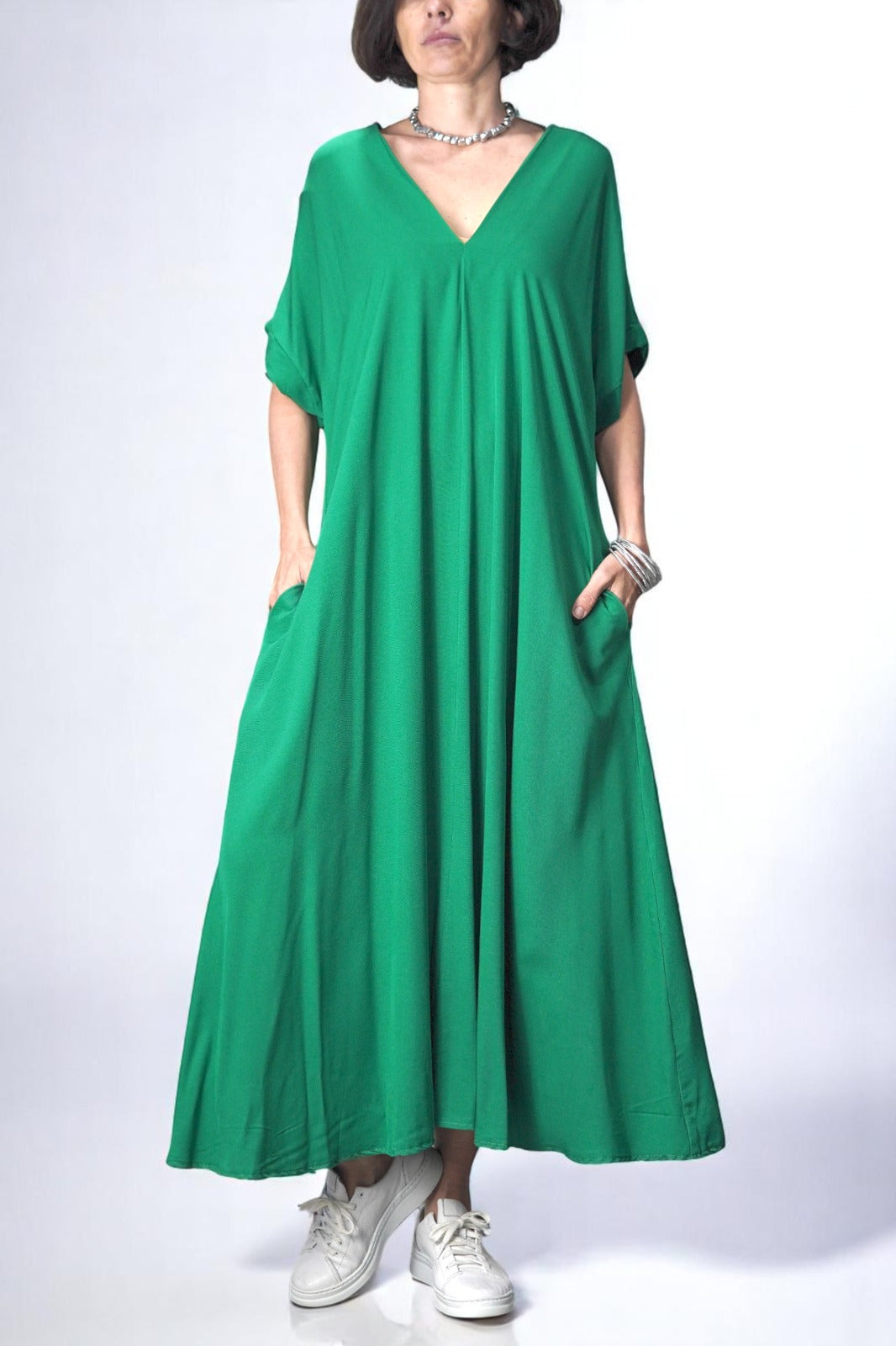 Rochie lungă Verde din viscoză, cu decolteu în V și umeri căzuți, stil lejer și buzunare laterale.