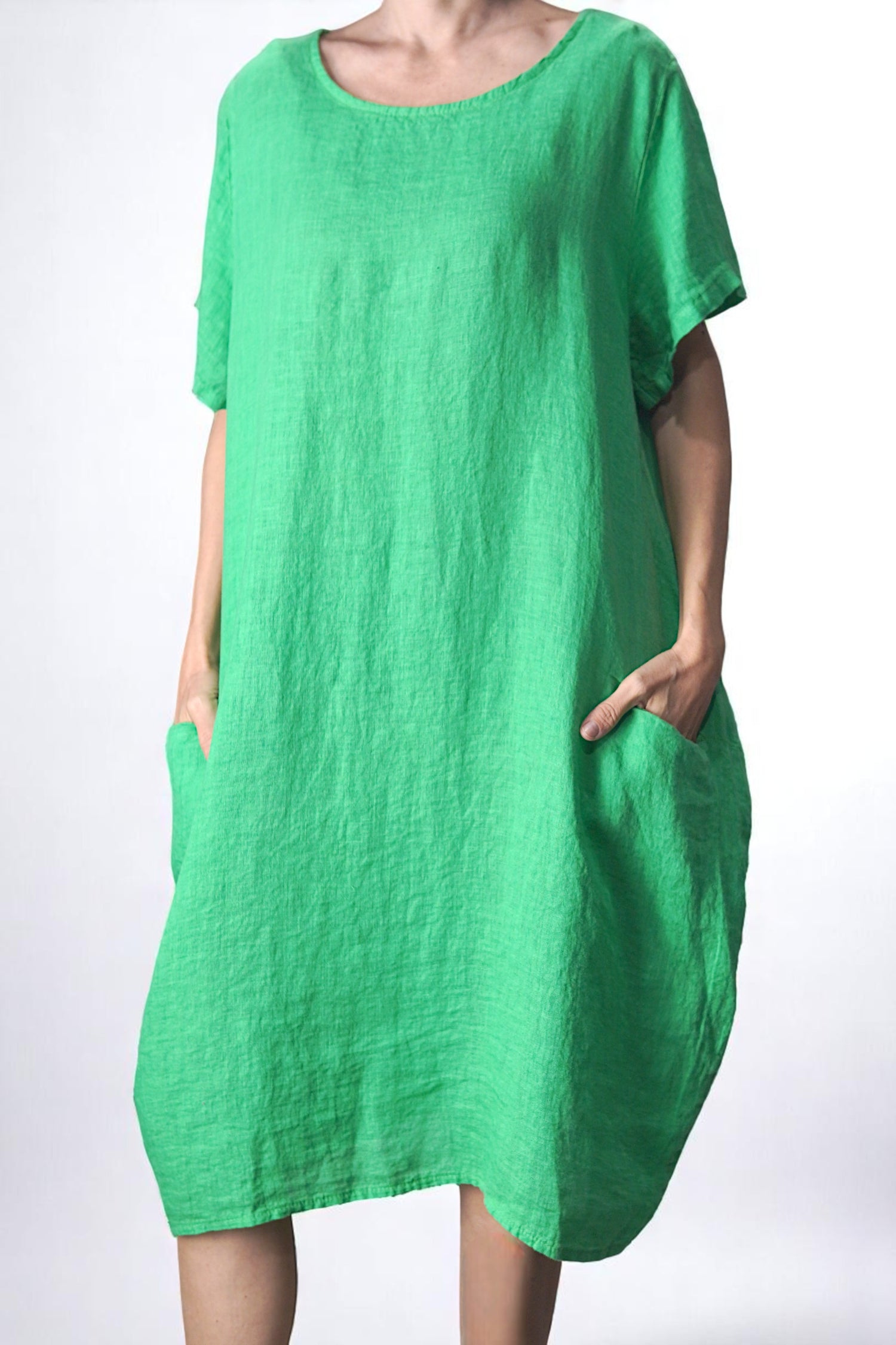 Detaliu rochie verde din in, cu textură naturală și buzunare spațioase