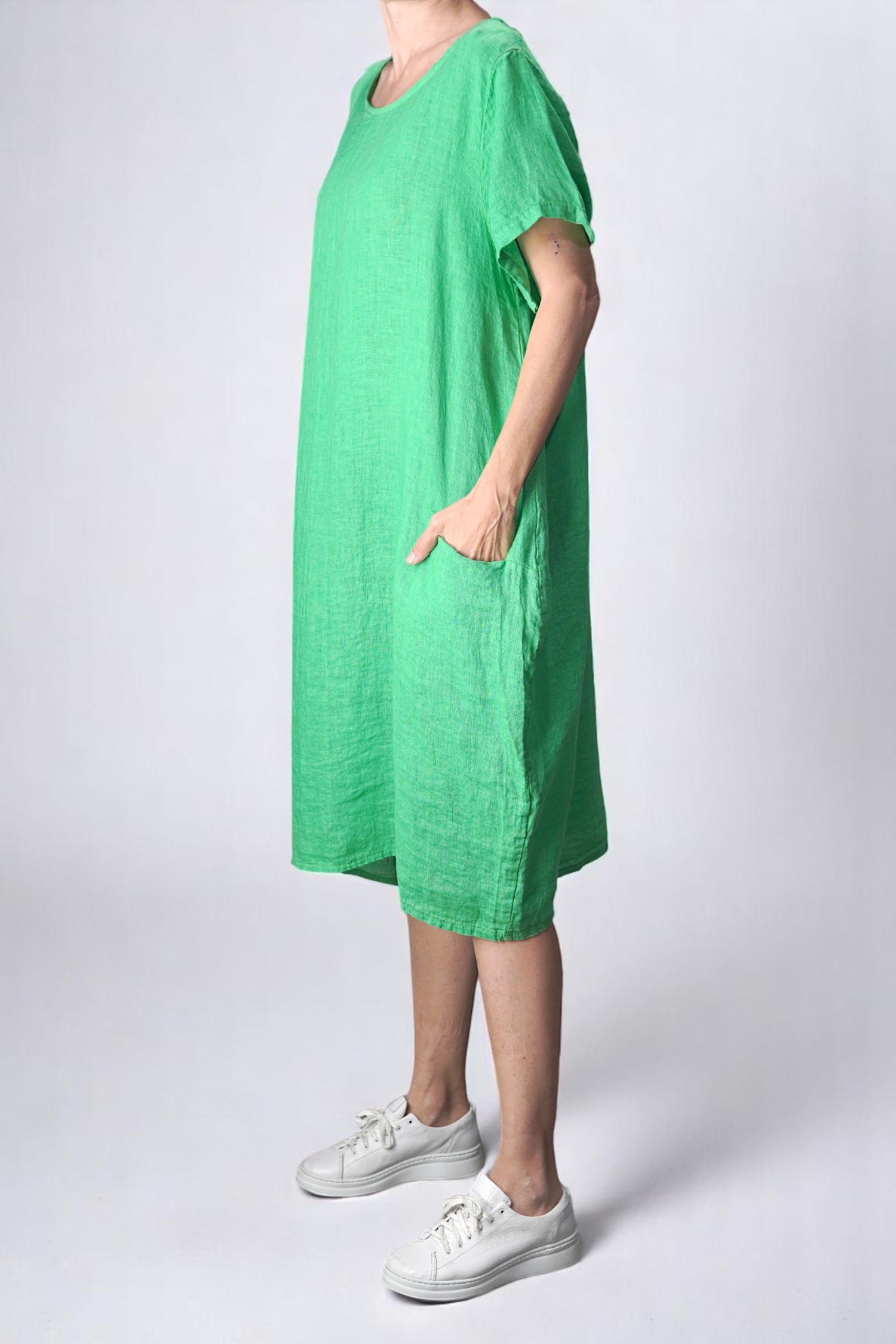 Rochie verde din in, vedere laterală ce evidențiază croiala lejeră și casual
