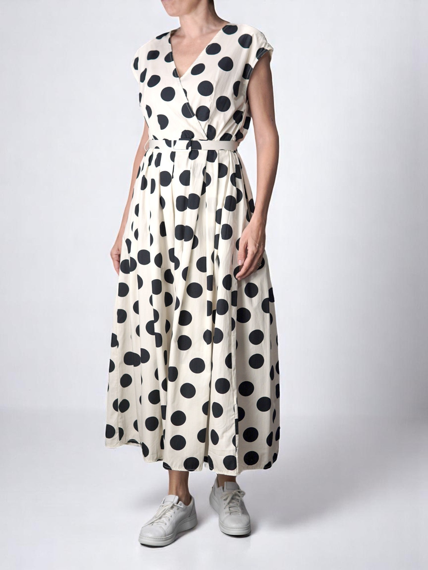Rochie lungă albă cu buline negre, cu croială petrecută, curea în talie și pliuri fine. All Above Boutique.