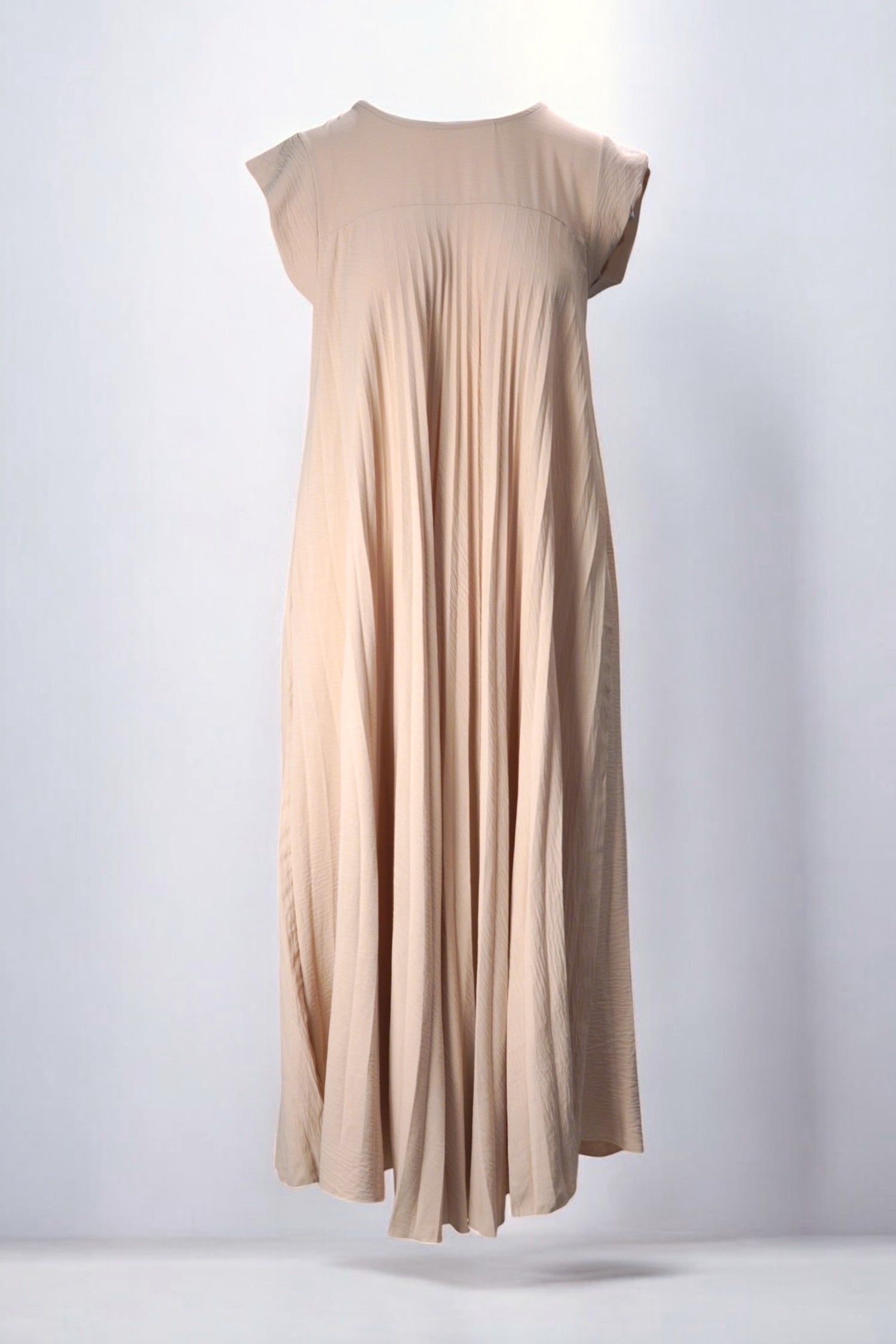Rochie lungă mov, cu pliseuri fine și design amplu, perfectă pentru un look sofisticat și confortabil.