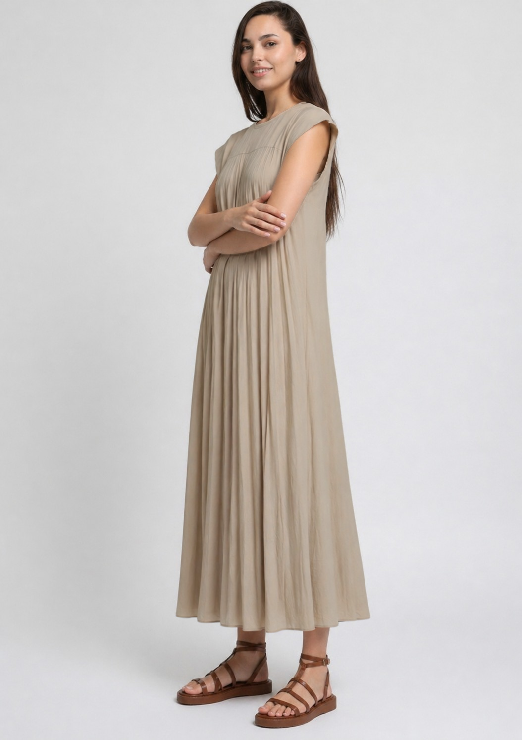 Rochie lungă plisată grej, cu croială lejeră și pliuri fine — All Above Boutique.
