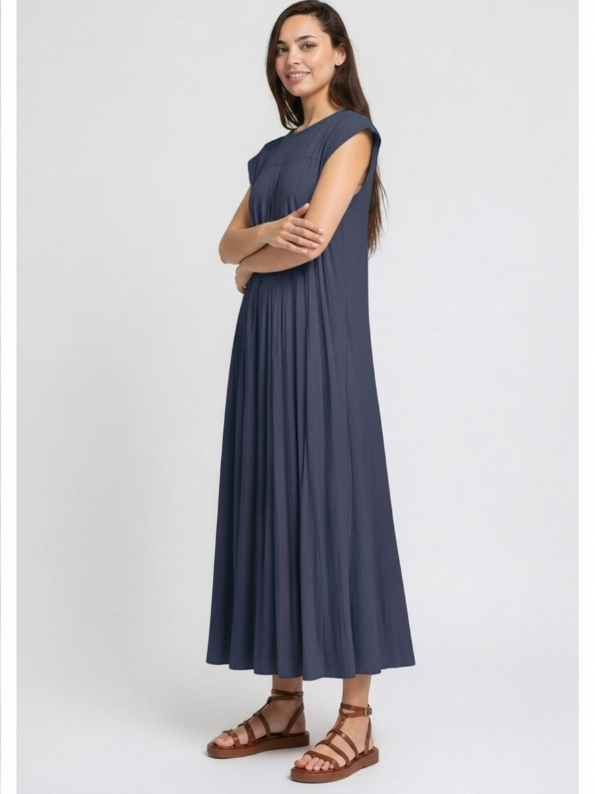 Rochie lungă plisată bej, cu mâneci scurte și cădere fluidă — All Above Boutique.
