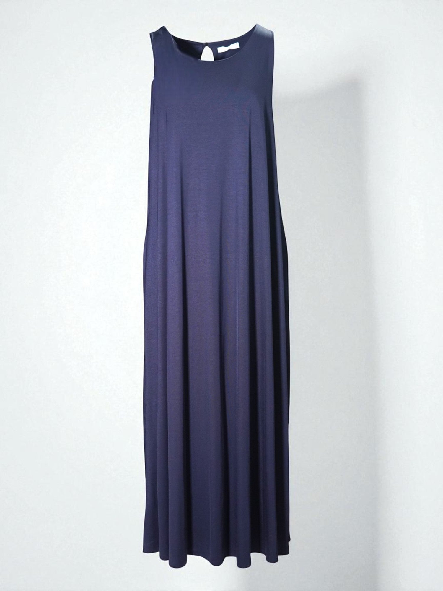 Rochie lungă bleumarin fără mâneci, cu croială evazată și decolteu rotund, realizată din material fluid, perfectă pentru vară sau ținute casual-elegante.