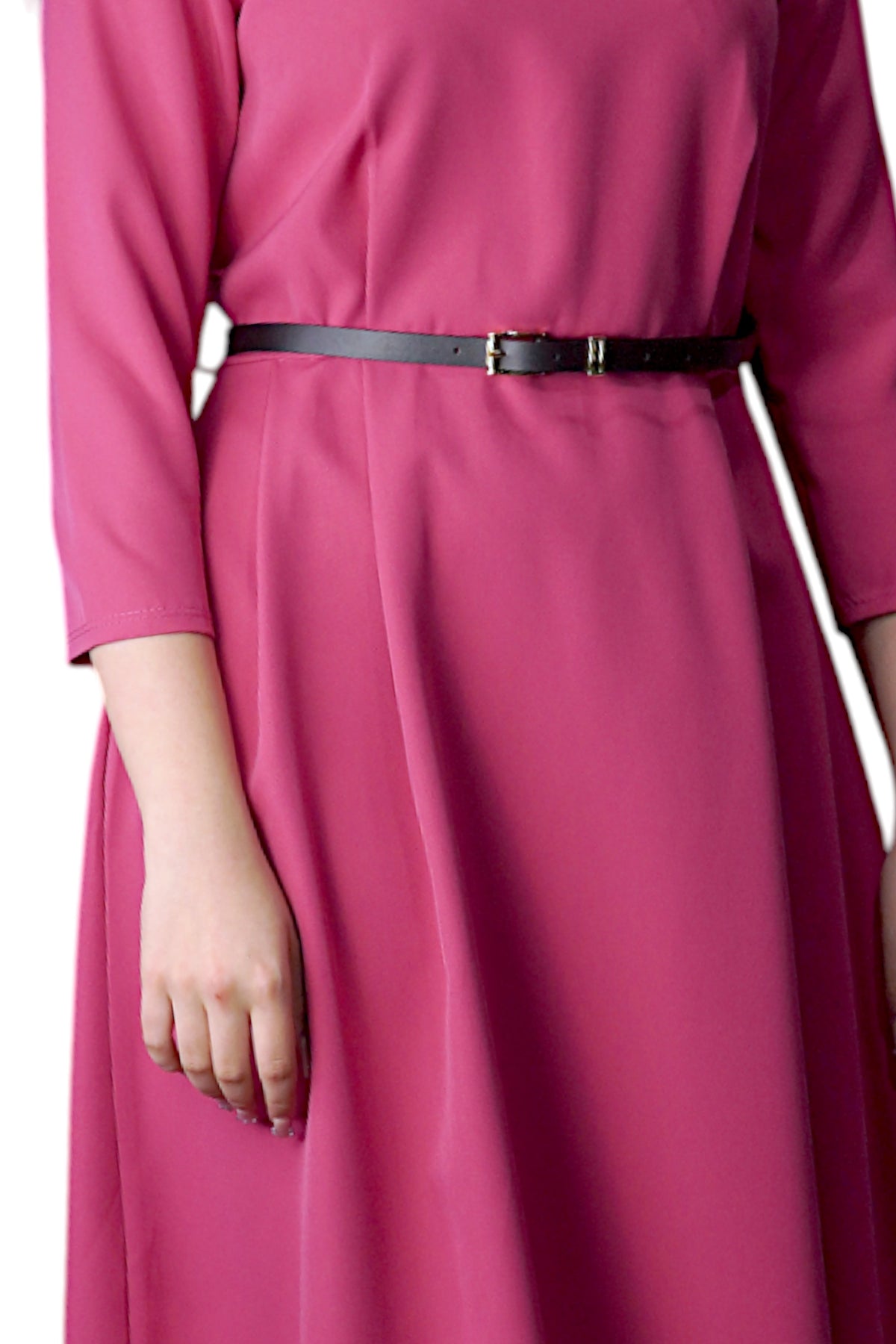  Detaliu de bust și talie accentuată cu centură pentru rochia roz fucsia cu croi lejer.