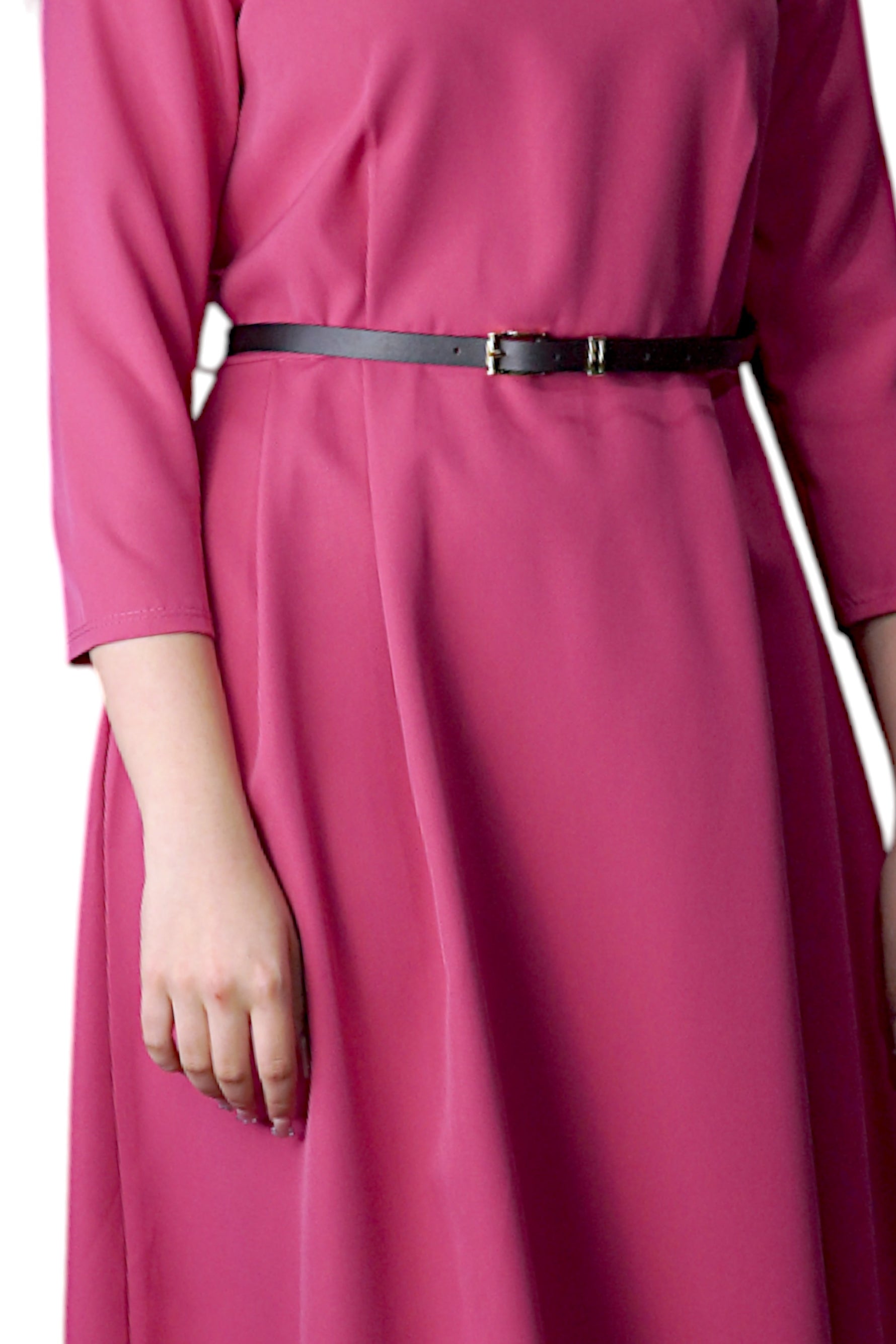  Detaliu de bust și talie accentuată cu centură pentru rochia roz fucsia cu croi lejer.