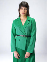 Rochie elegantă cu sacou tip blazer și fustă plisată midi-lungă, croială modernă și rafinată.
