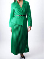 Rochie lungă verde cu fustă plisată amplă și sacou asimetric cu revere clasice.
