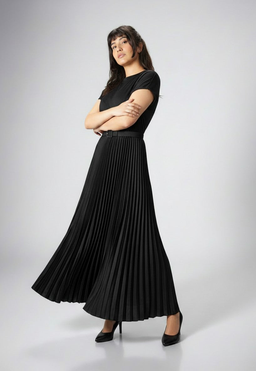Rochie lungă, cu fustă plisată satinată și top tricou, perfectă pentru evenimente de zi