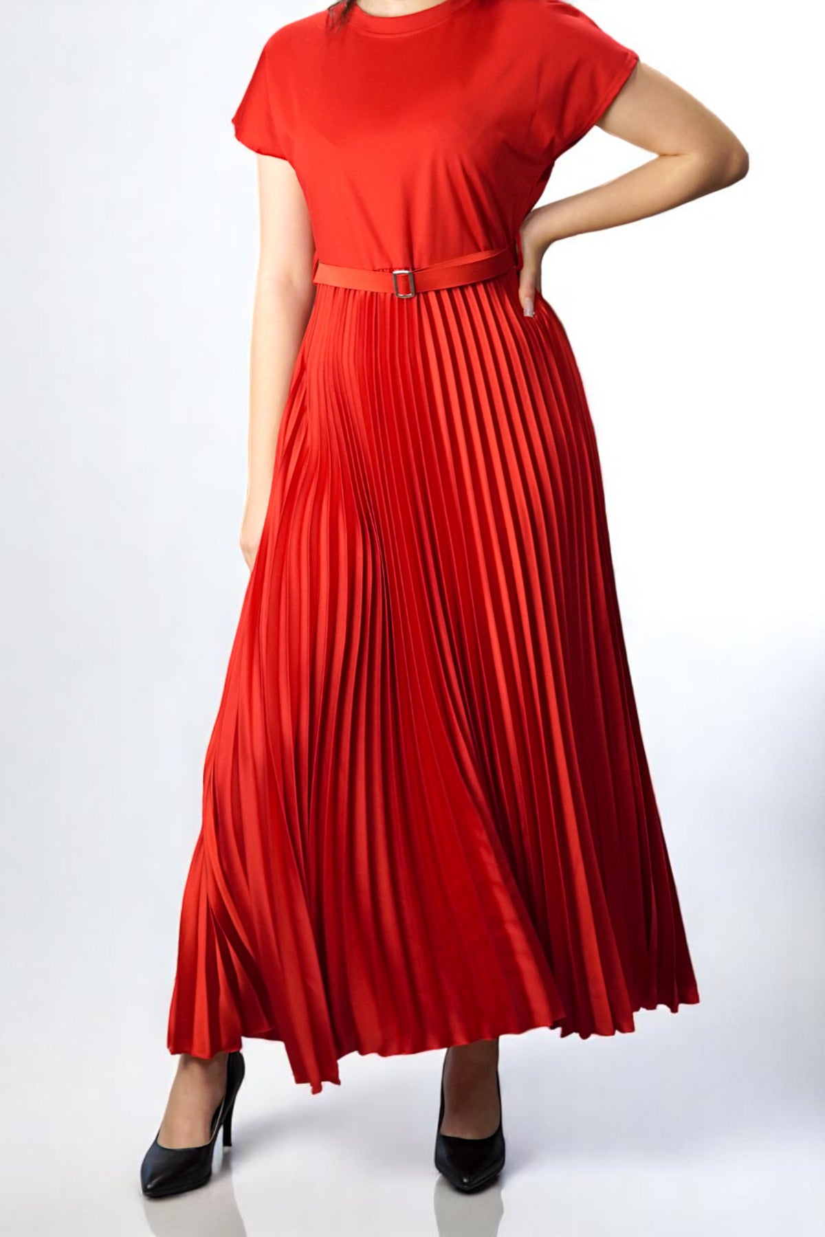 Rochie Miraia roșie, lungă, cu fustă plisată satinată și top tricou, perfectă pentru evenimente de zi