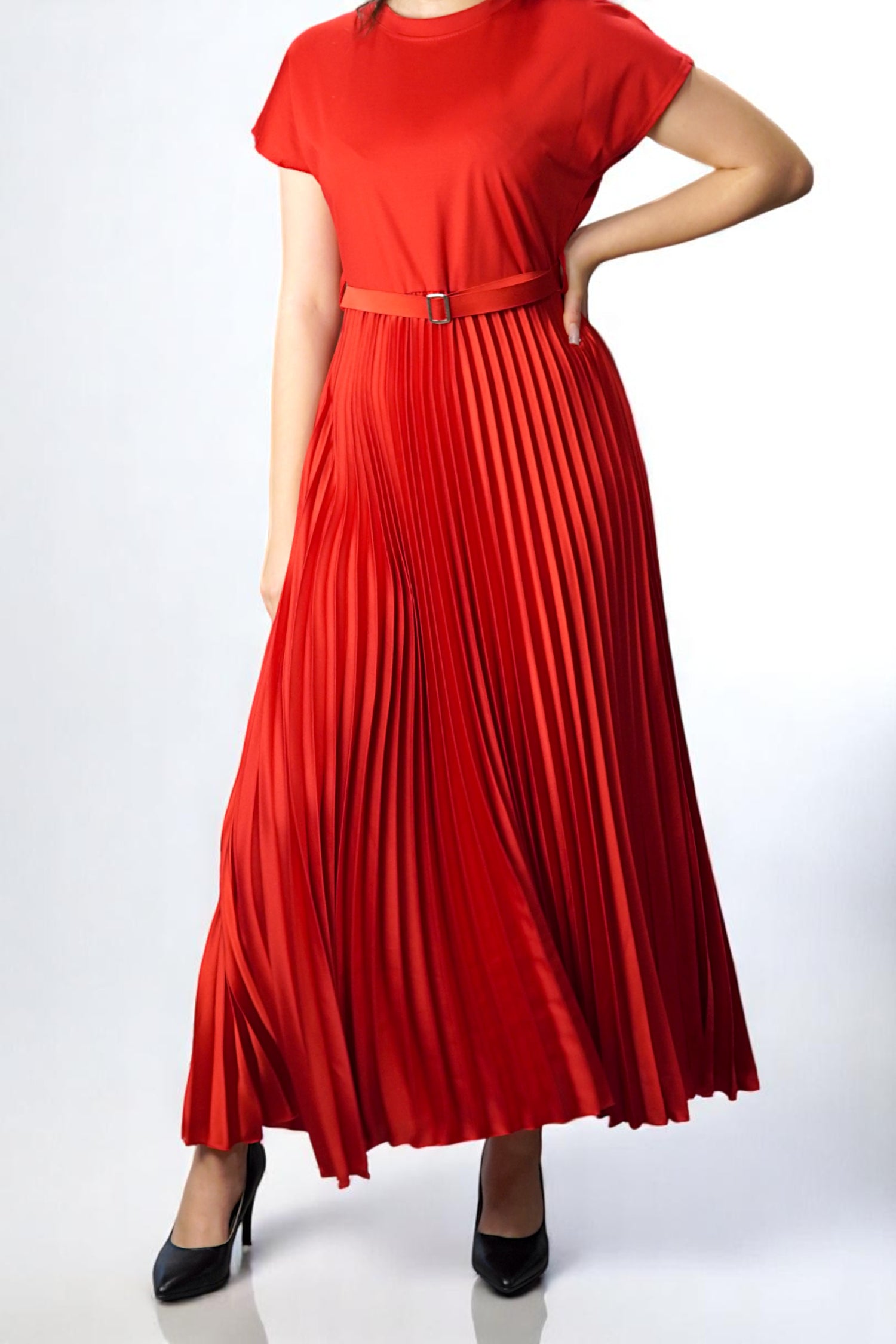 Rochie Miraia roșie, lungă, cu fustă plisată satinată și top tricou, perfectă pentru evenimente de zi