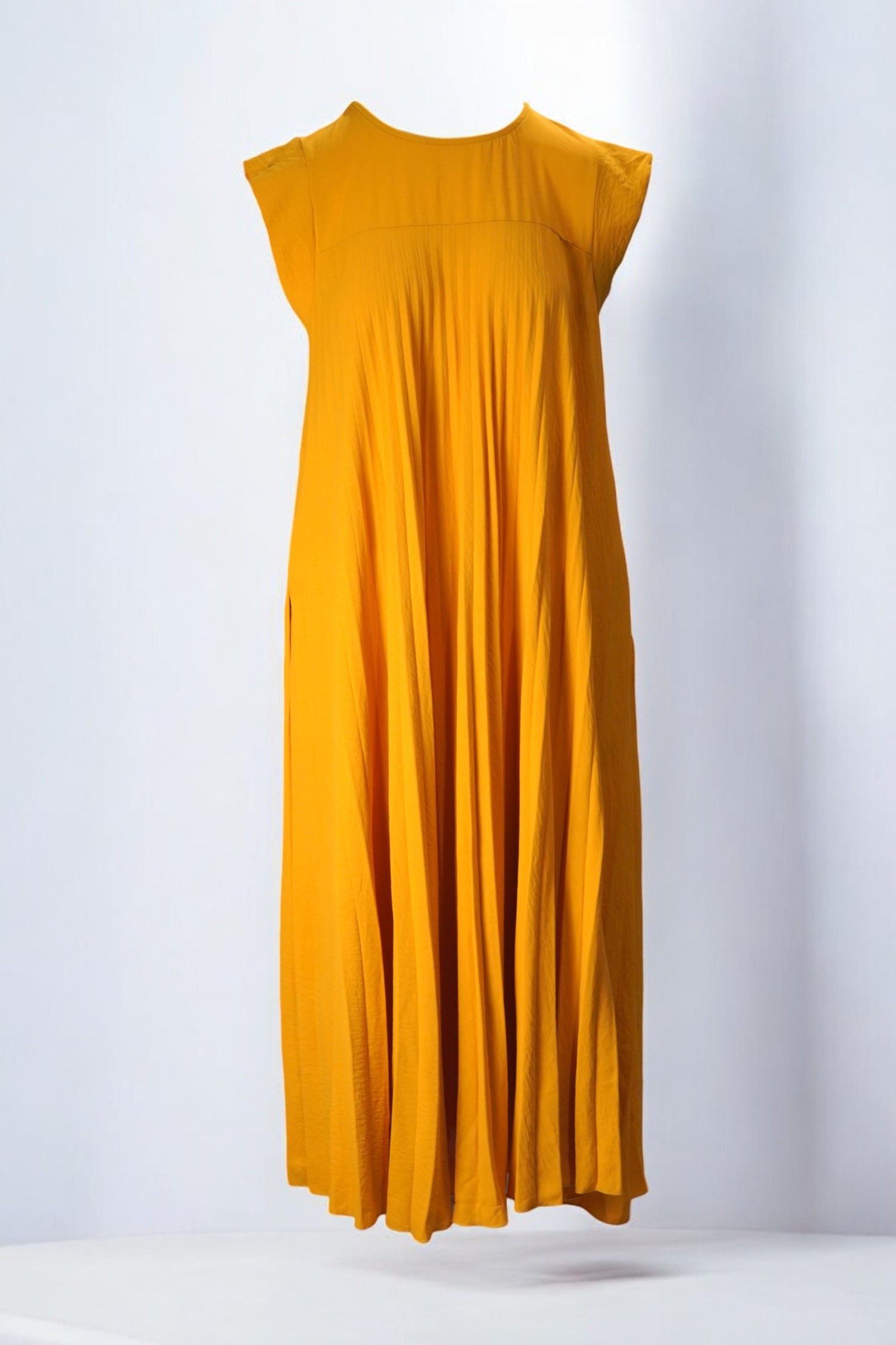 Rochie lungă galben muștar, cu pliseuri fluide și croială lejeră, ideală pentru ținute elegante și vaporoase.