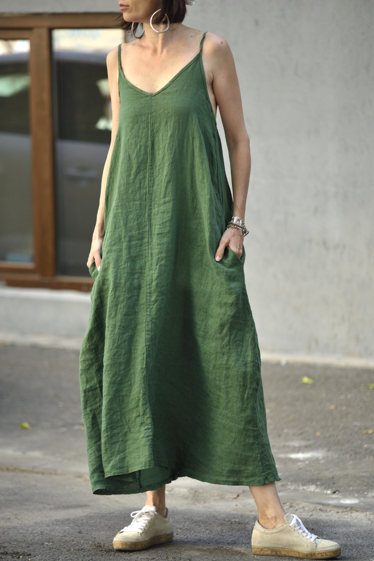 Rochie lejeră din in verde cu bretele subțiri, vedere laterală