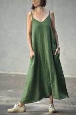 Rochie din in lungă, verde, purtată lejer pe stradă