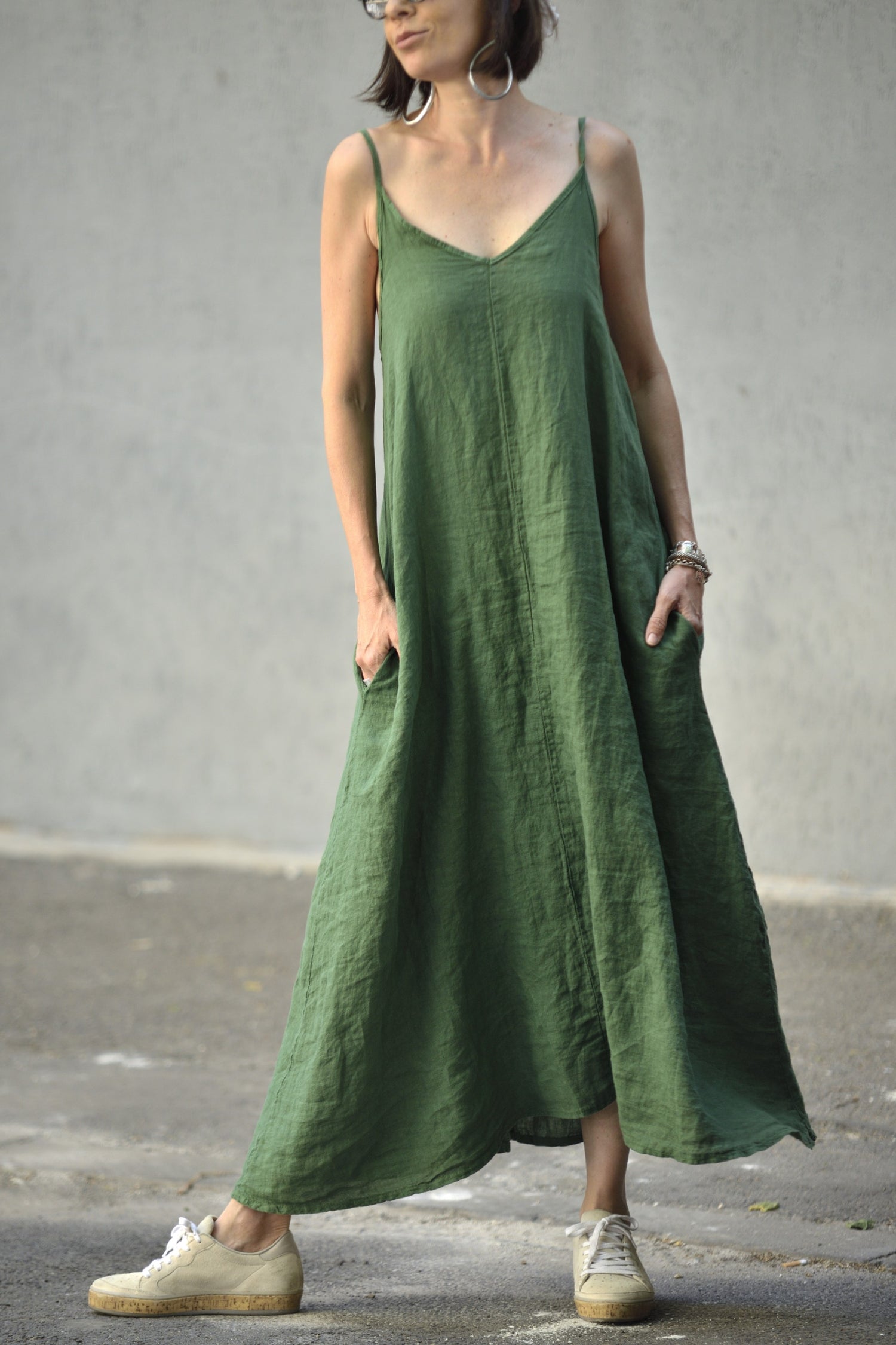 Rochie din in lungă, verde, purtată lejer pe stradă