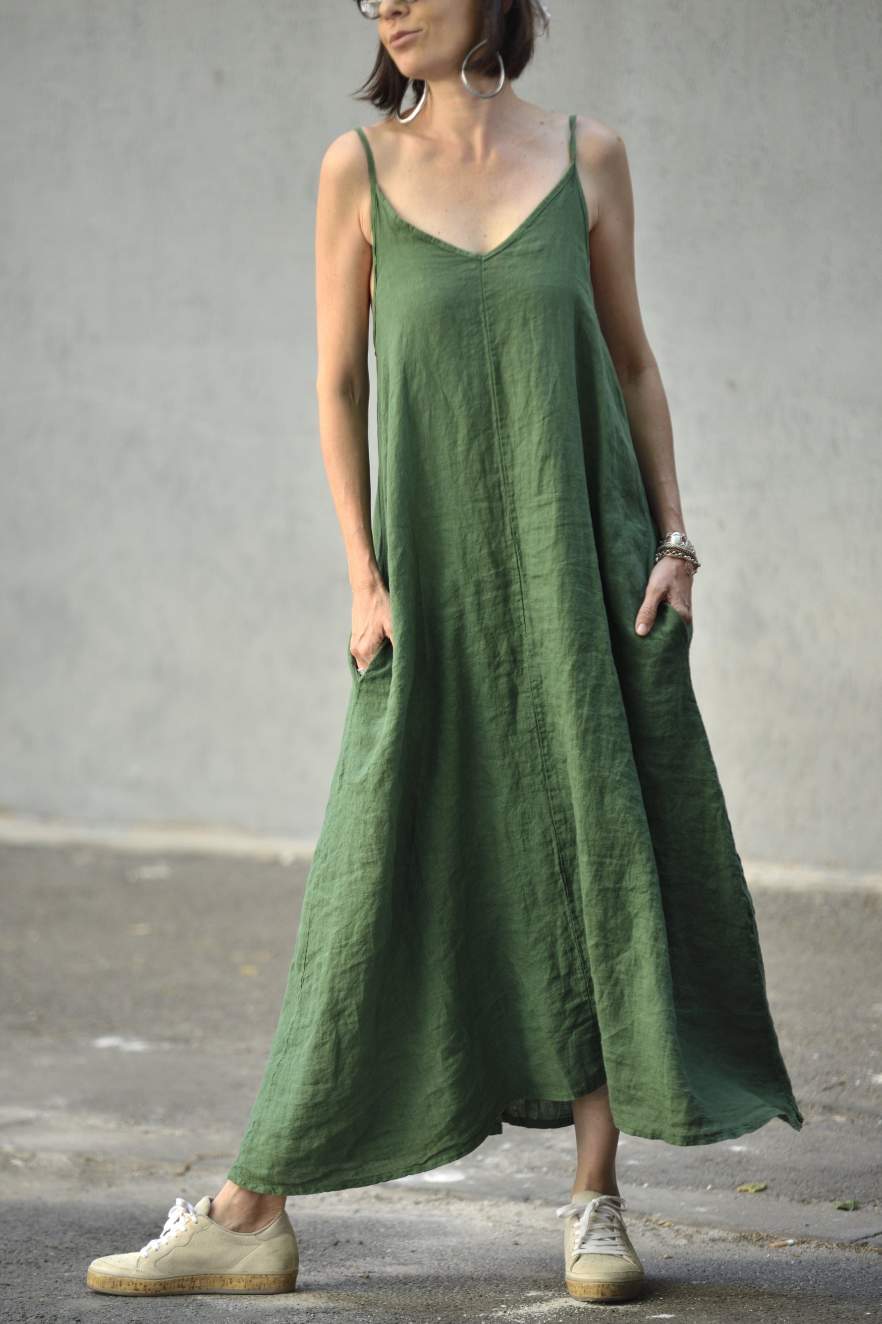 Rochie din in lungă, verde, purtată lejer pe stradă