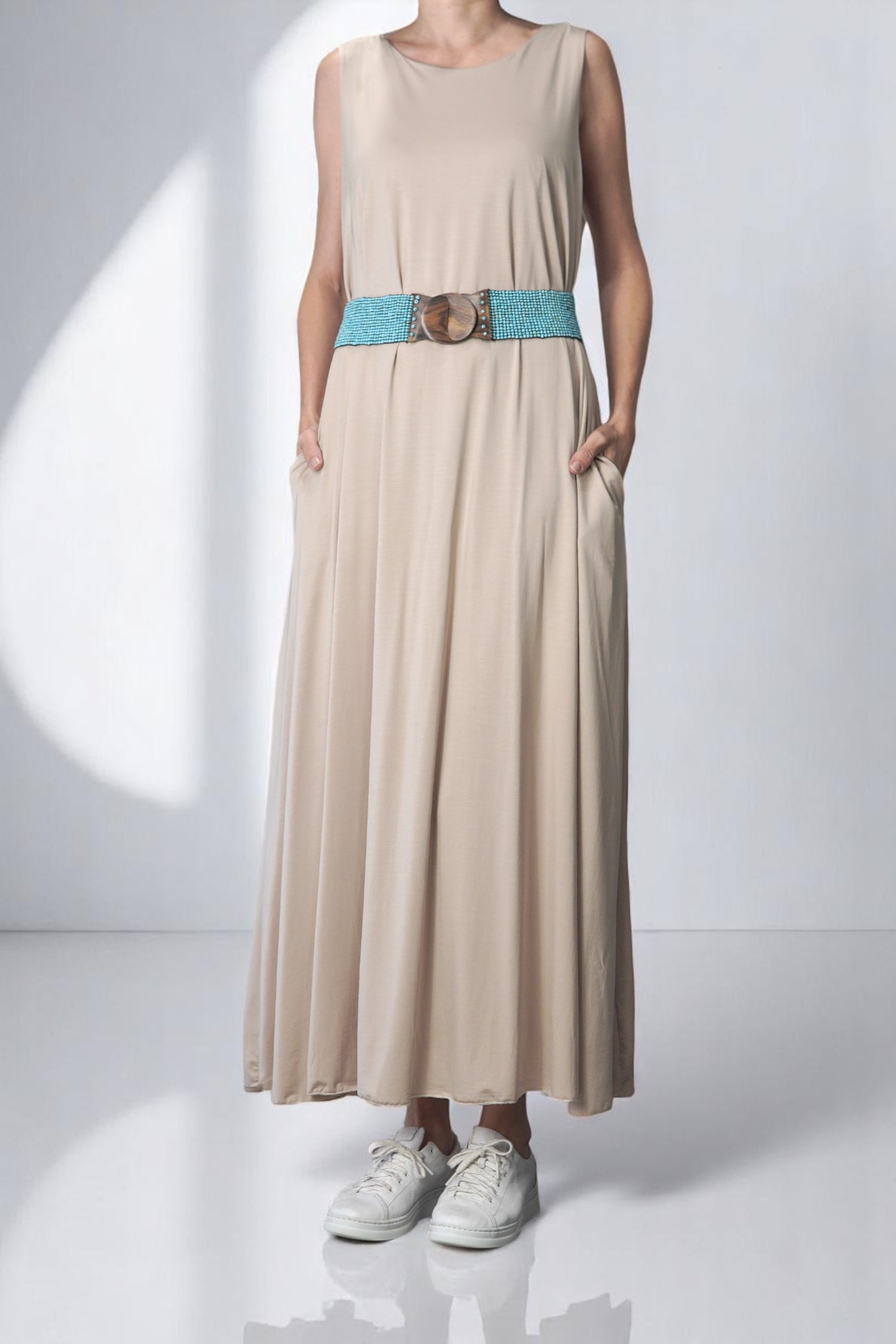 Rochie bej stilizată cu curea turcoaz cu cataramă, look de vară