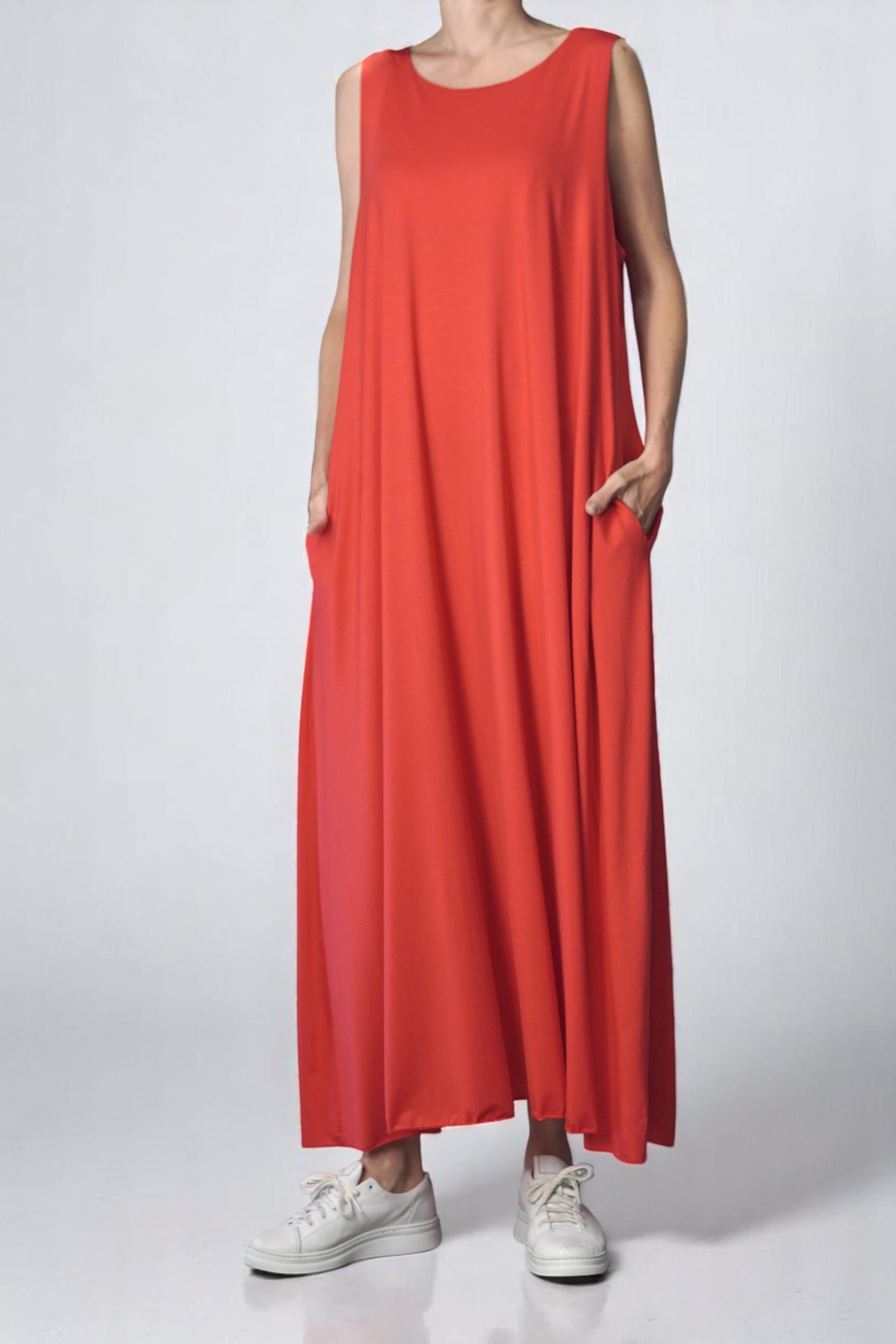 Rochie lungă fără mâneci, în nuanță coral, croială în A, material fluid