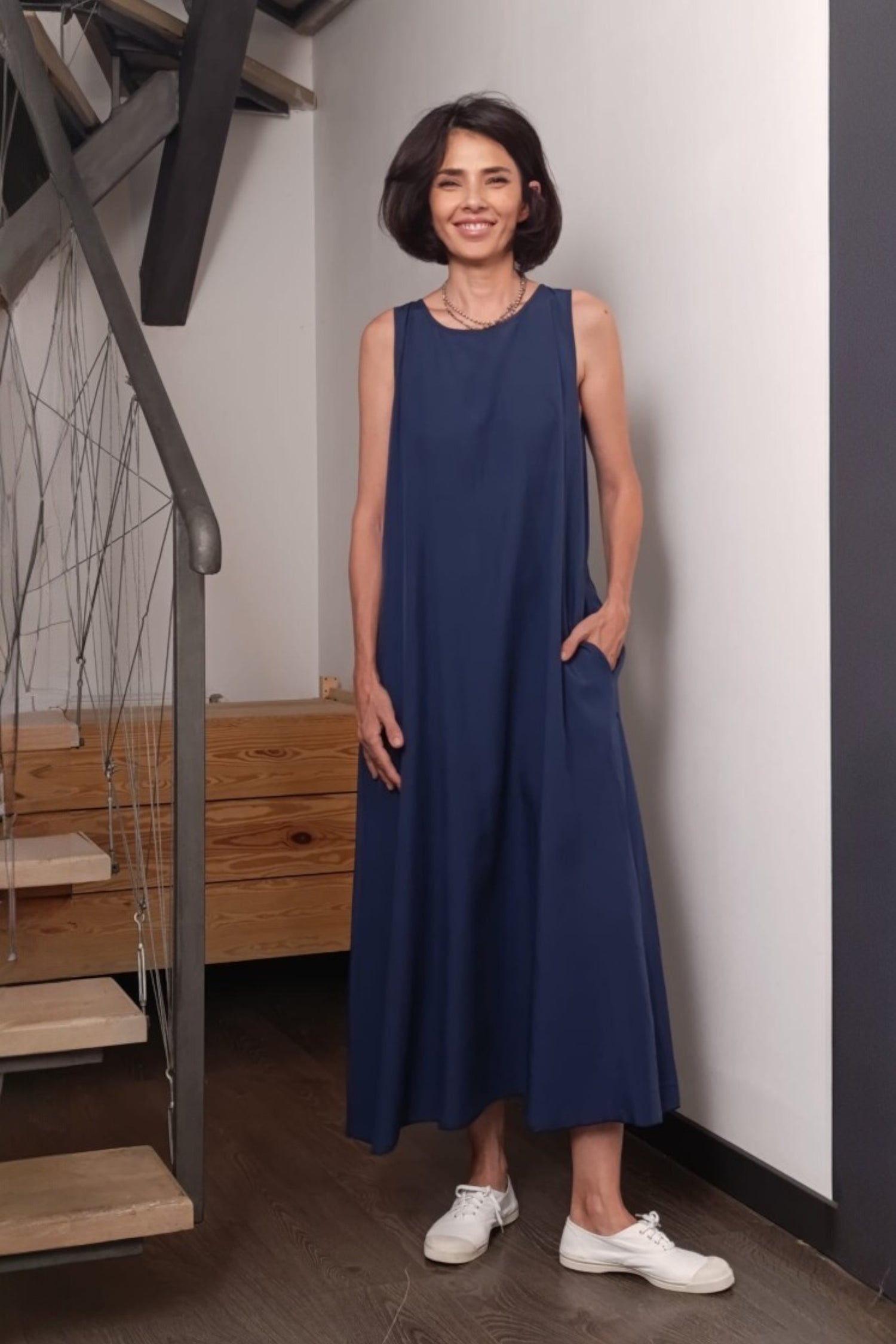 Rochie lungă bleumarin din lyocell, fără mâneci, cu design minimalist